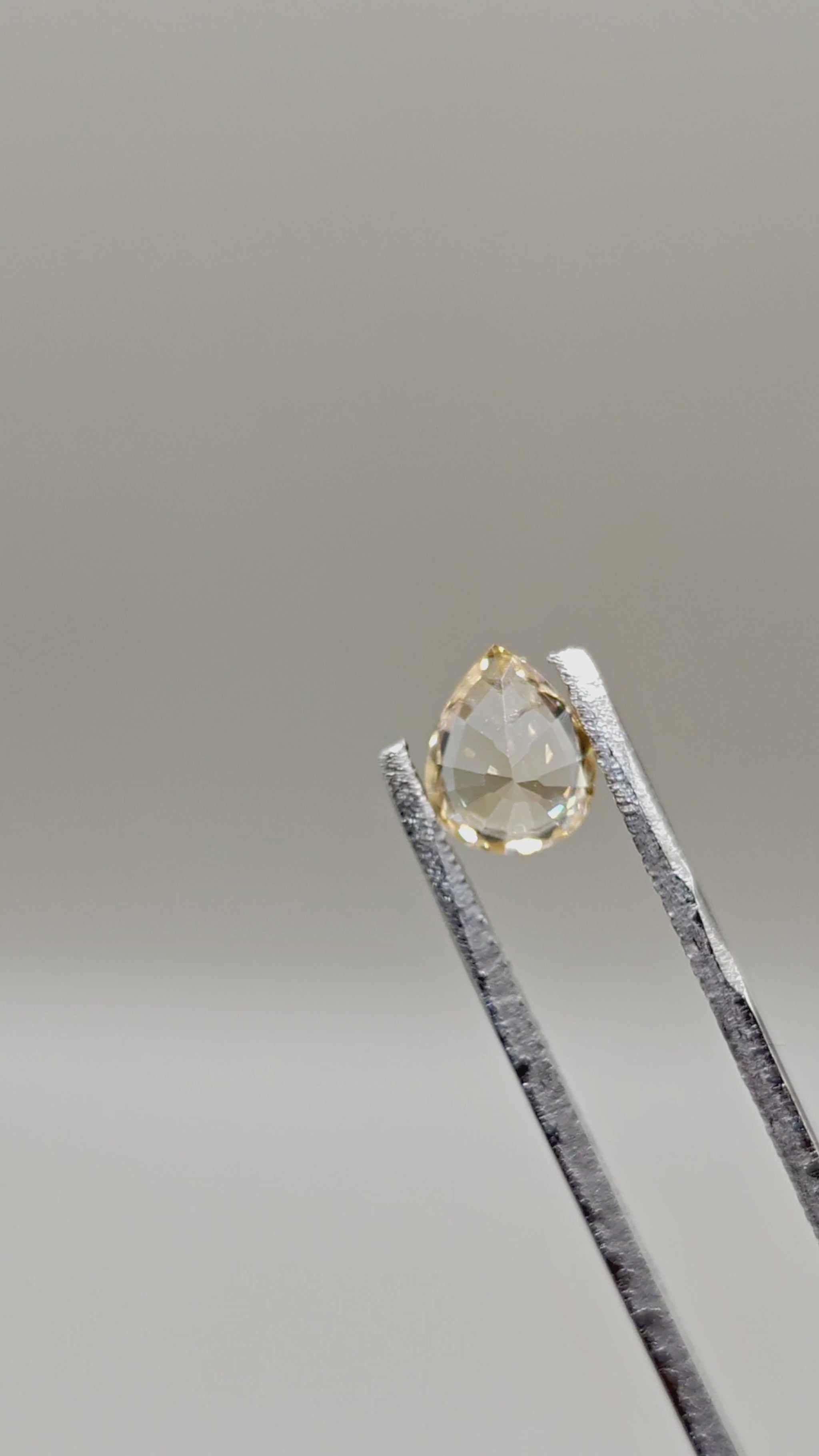 Natural Zircon 1.63 ct Pear – video 2