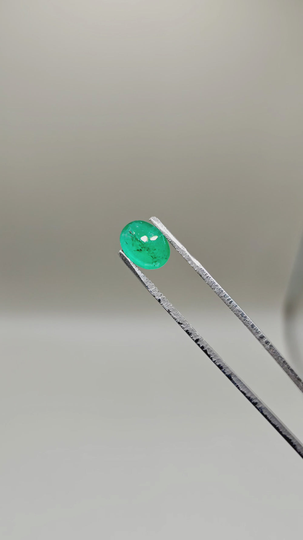 Natural Emerald 2.32 ct Oval – video 2