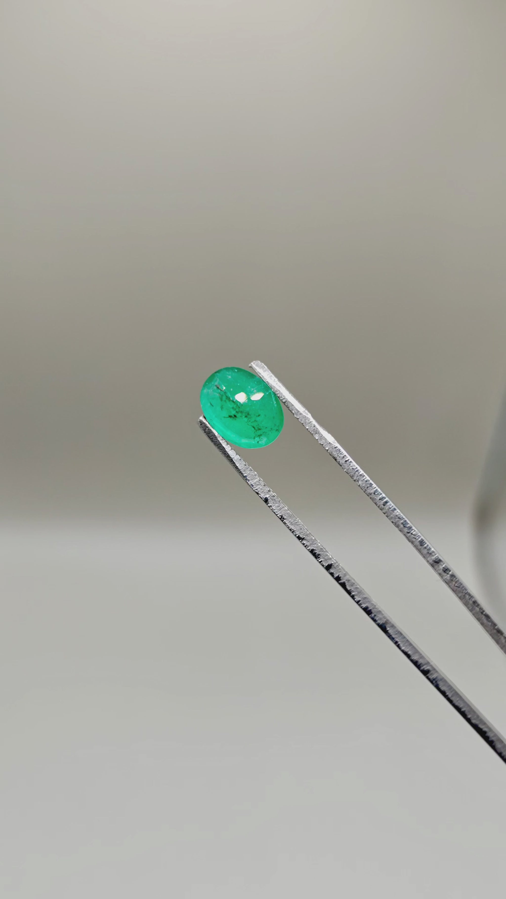 Natural Emerald 2.32 ct Oval – video 2