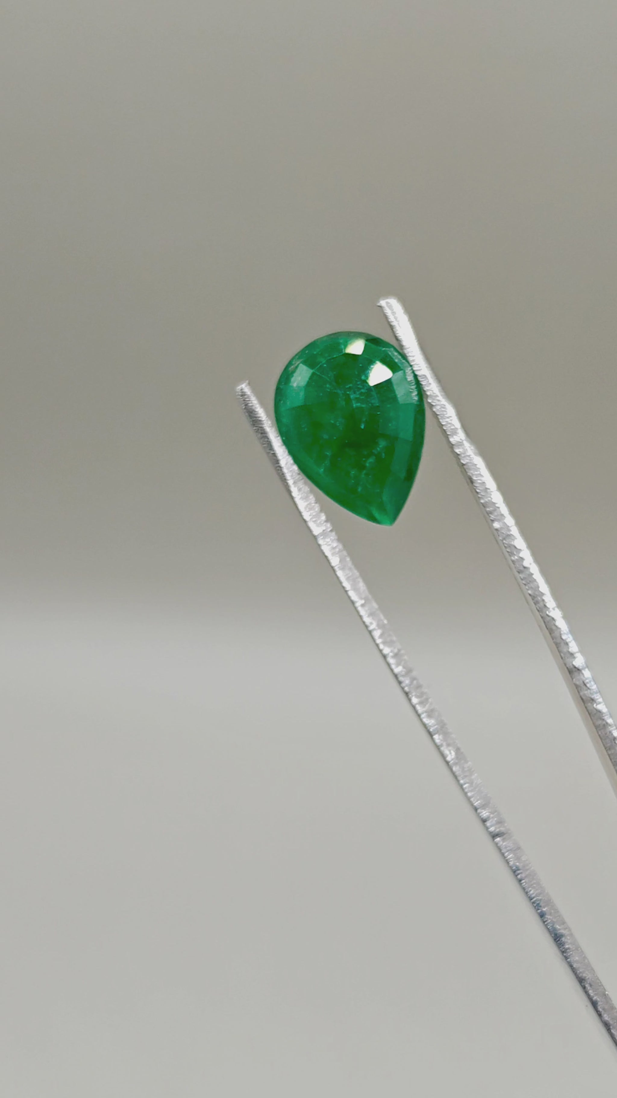 Natural Emerald 5.63 ct Pear – video 2