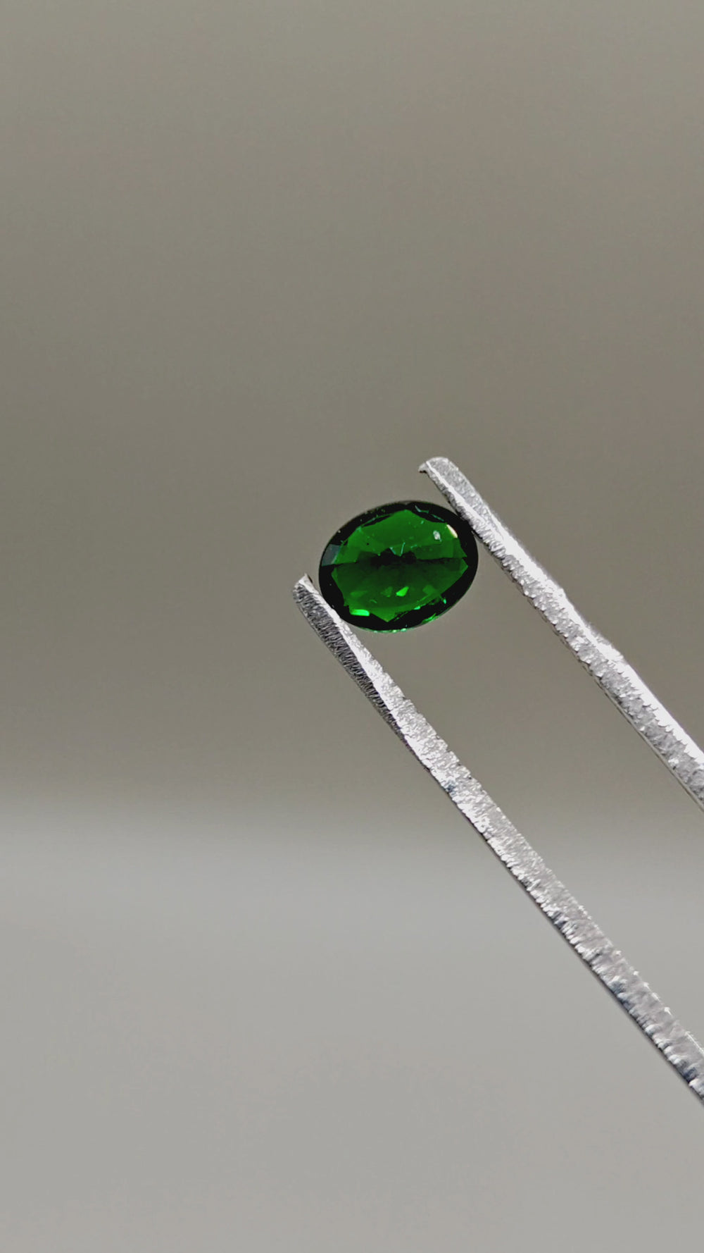 Natural Tsavorite 1.12 ct Oval – video 2