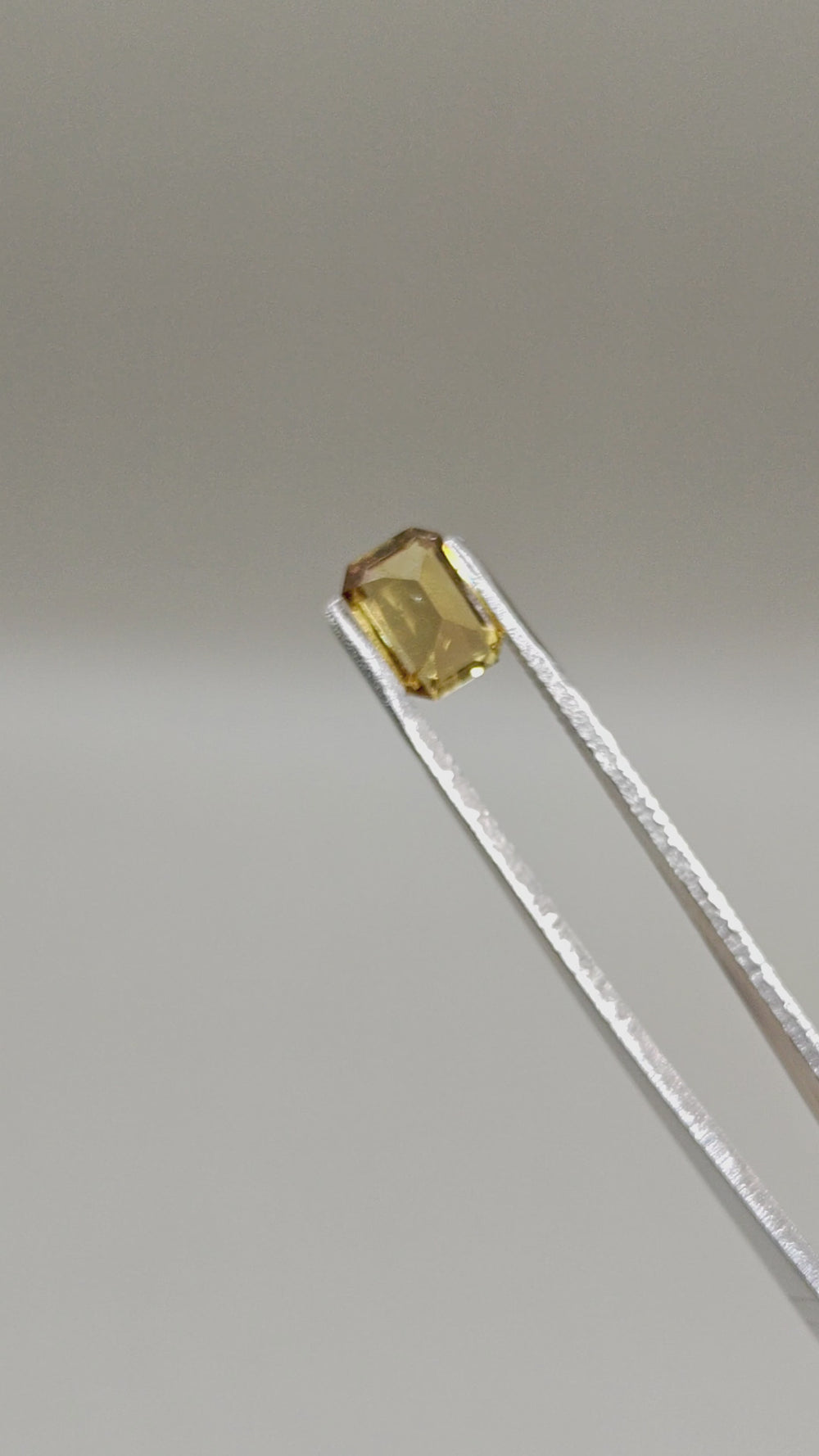 Natural Canary Yellow Chrysoberyl 2.96 ct Octagonal – video 2