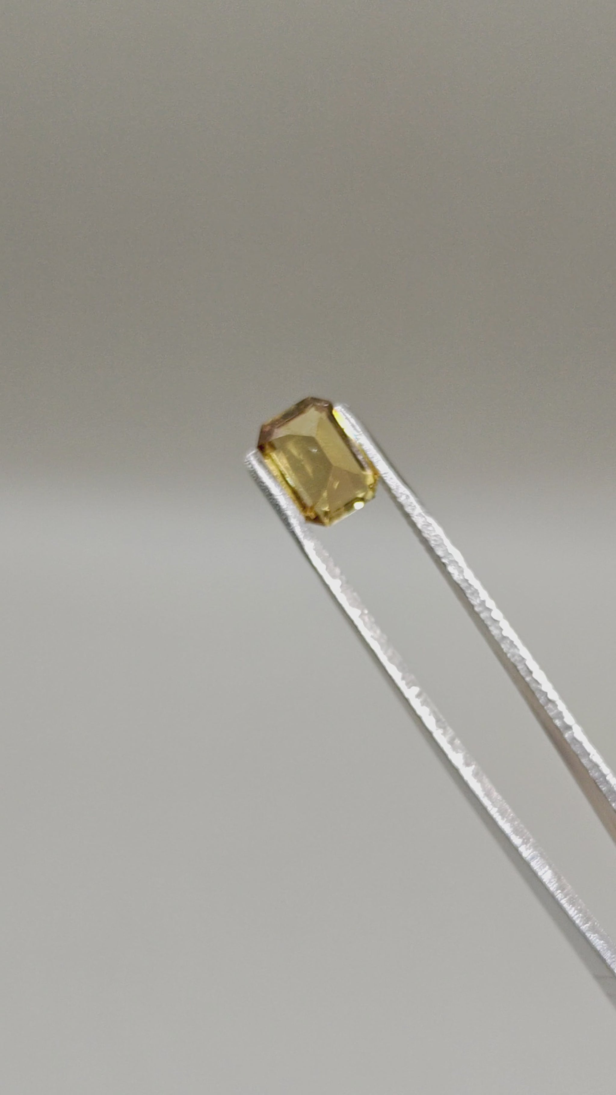 Natural Canary Yellow Chrysoberyl 2.96 ct Octagonal – video 2
