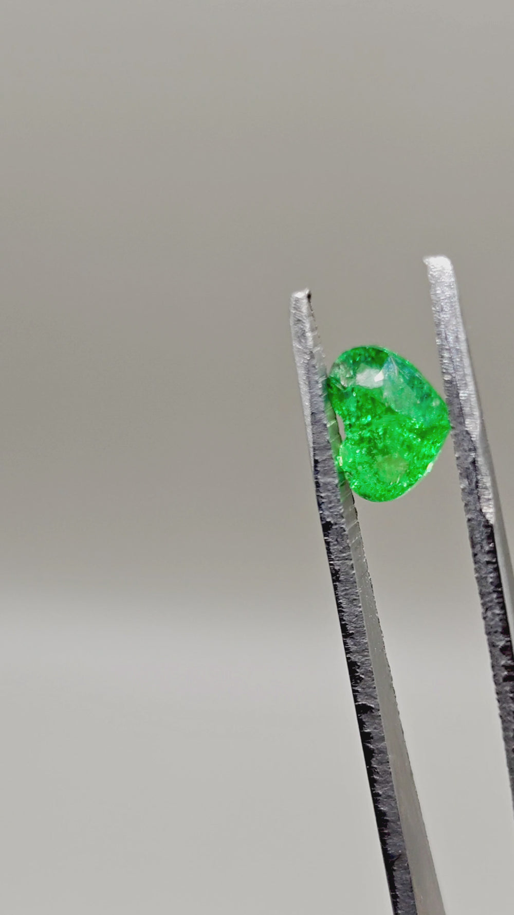 Natural Tsavorite 2.08 ct Heart – video 2
