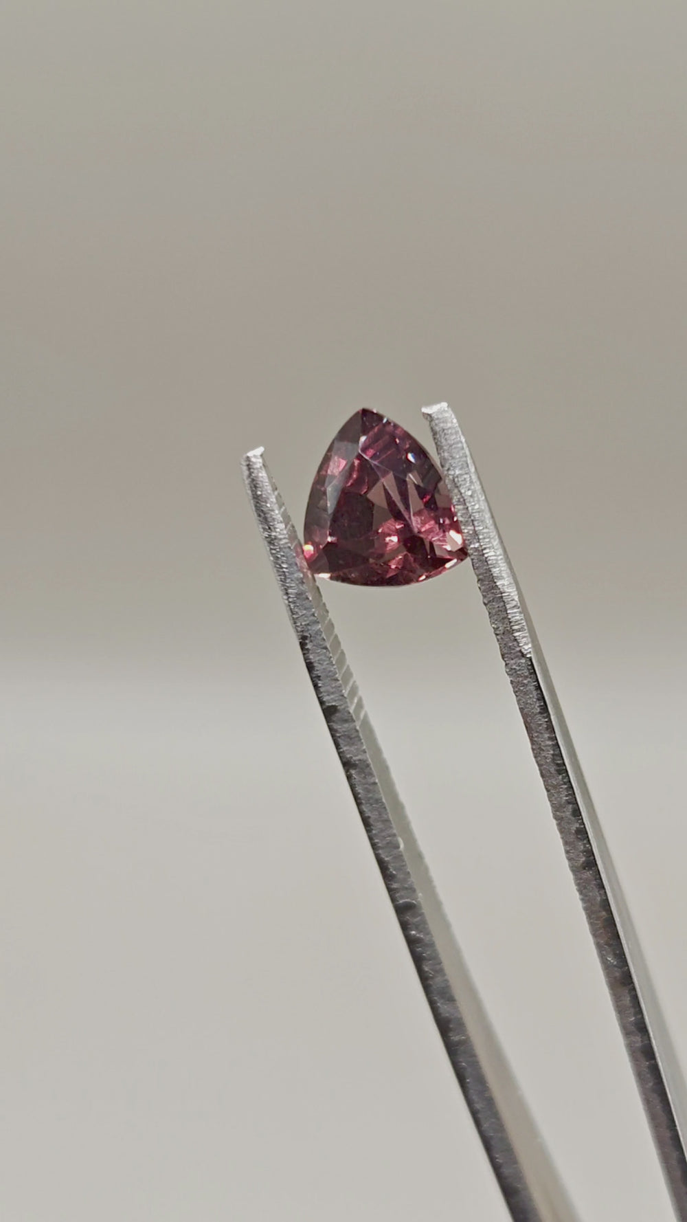 Natural Color-Changing Malaya Garnet 2.65 ct Triangular – video