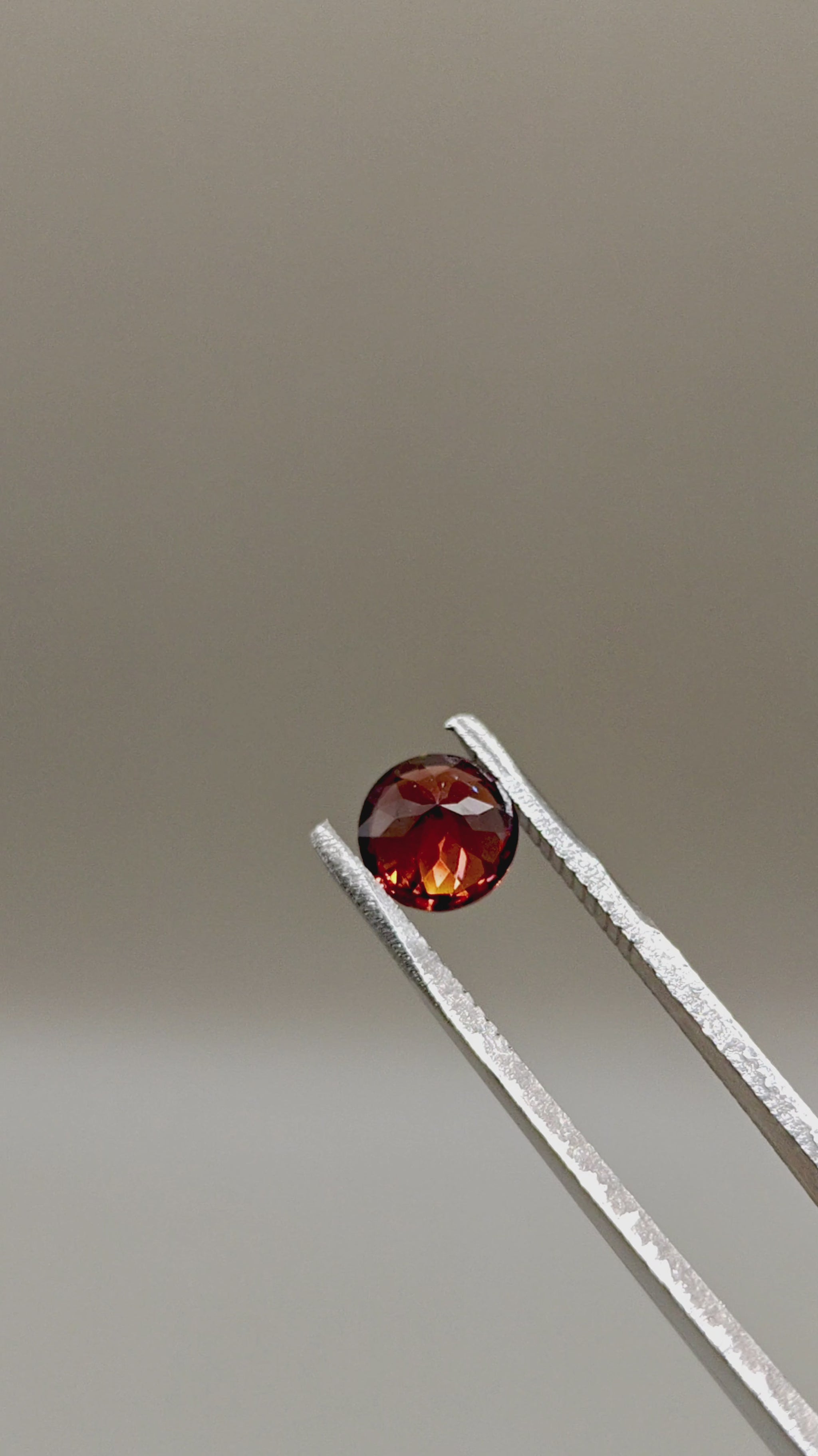 Natural Zircon 2.16 ct Round – video 2