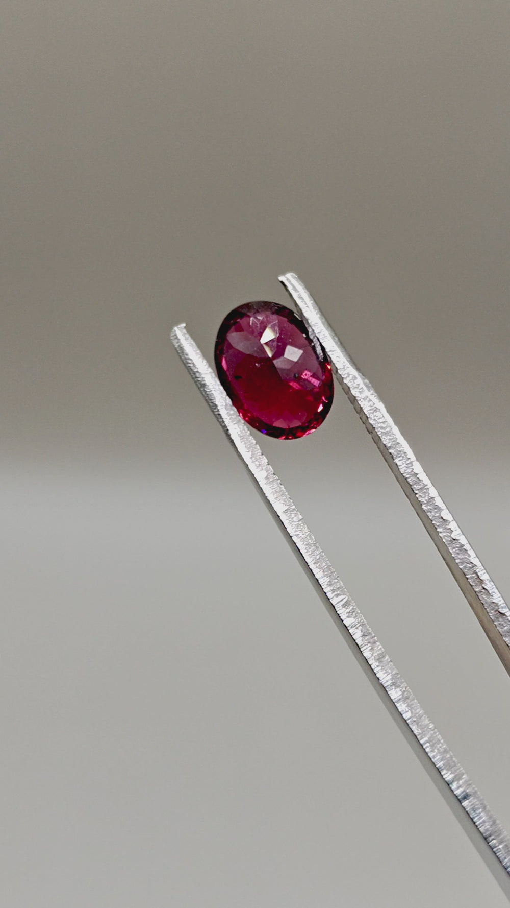 Natural Rhodolite 3.39 ct Oval – video 2