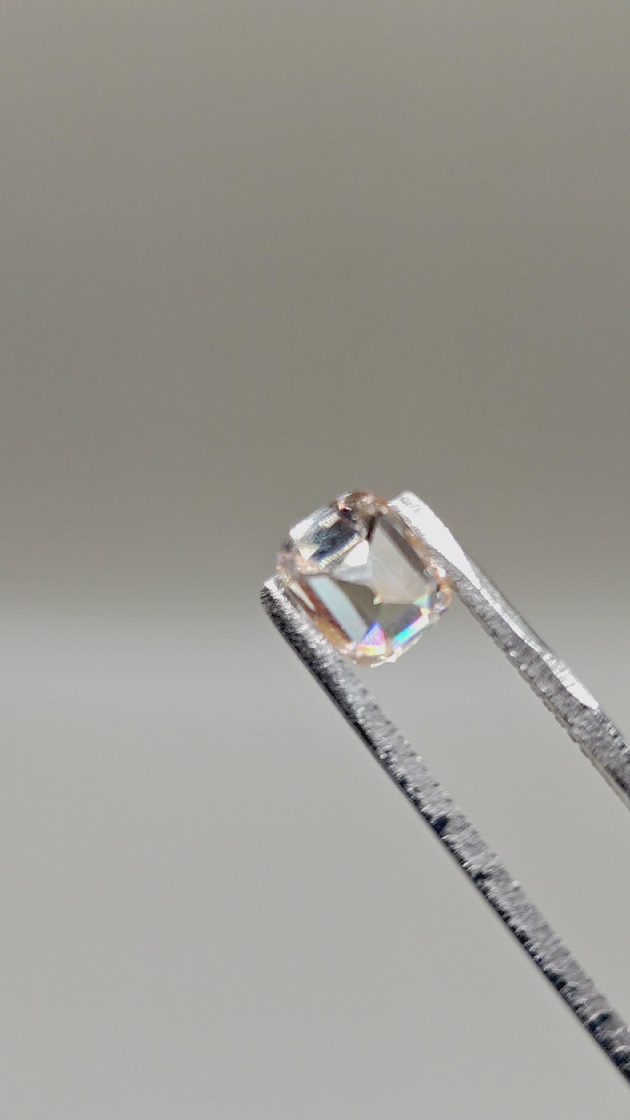 Natural Zircon 1.99 ct Cushion – video 2