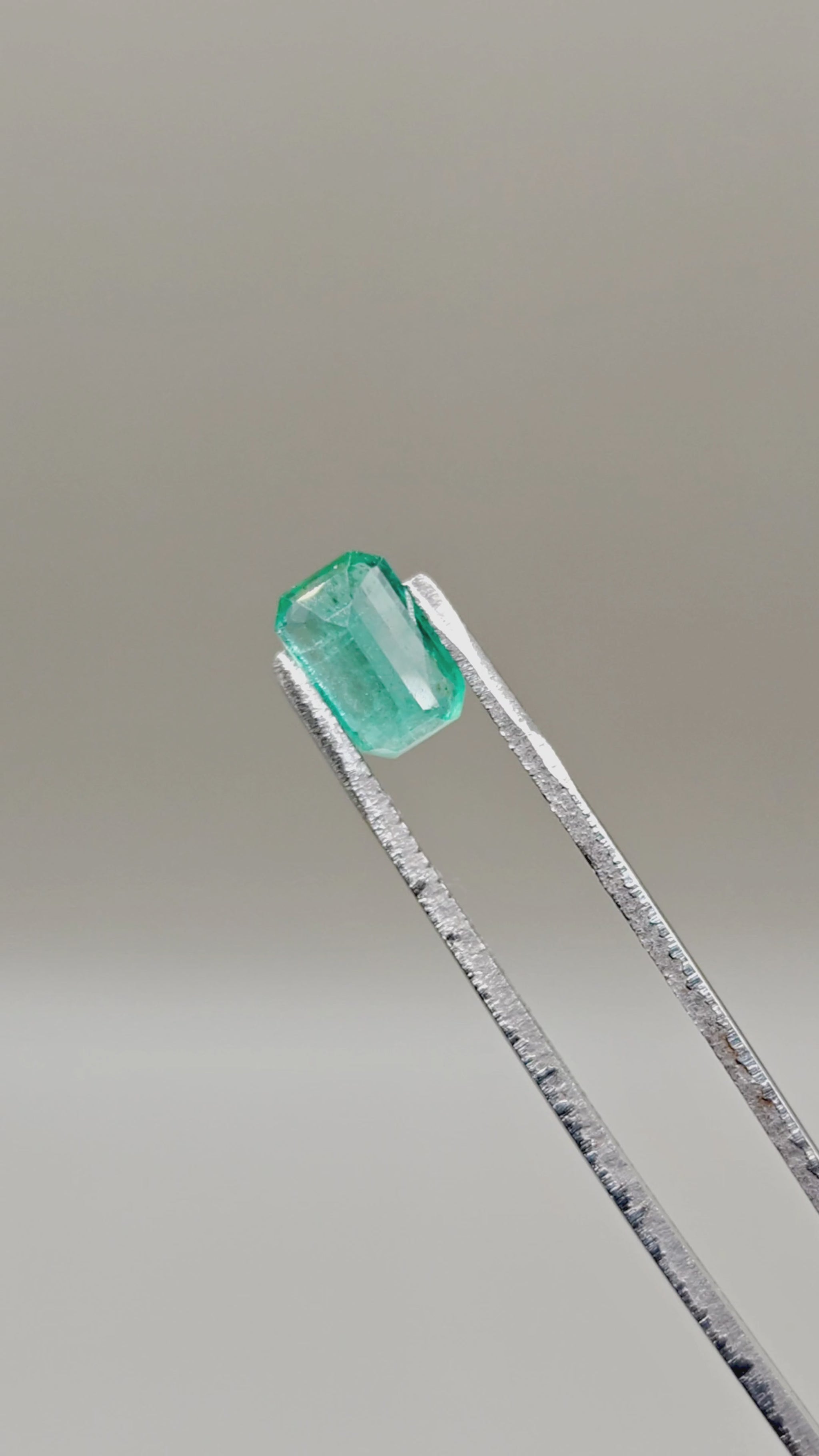 Natural Emerald 1.74 ct Octagonal – video 2