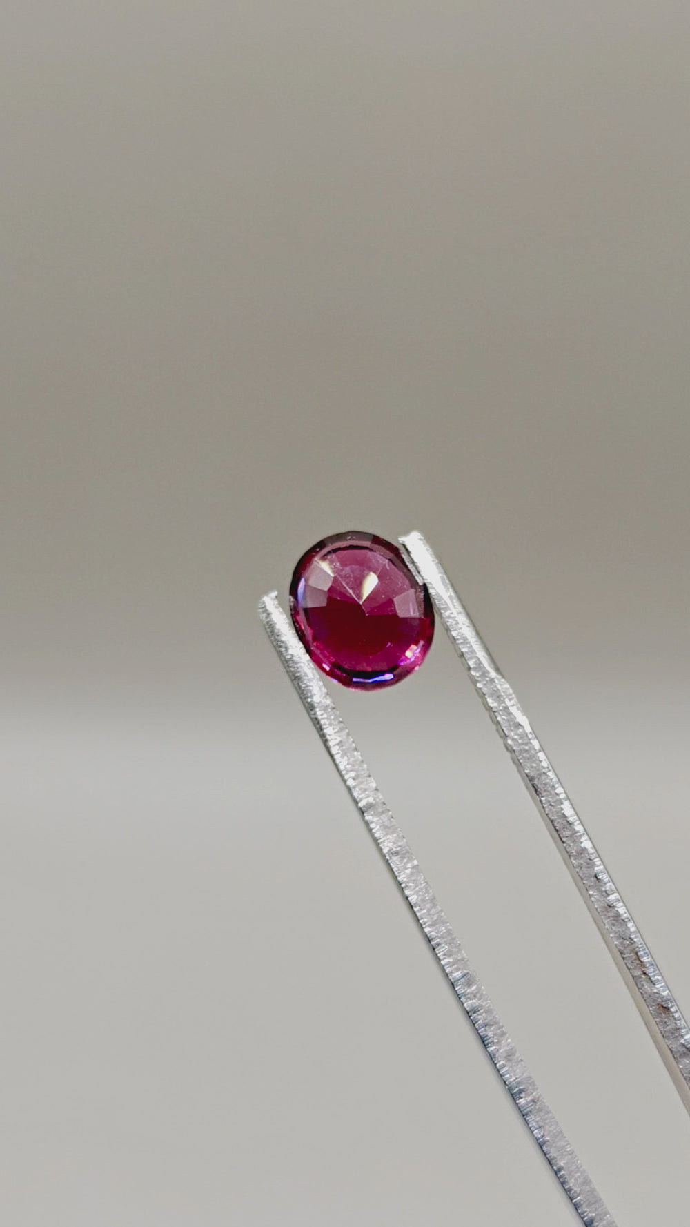 Natural Rhodolite 2.56 ct Oval – video 2