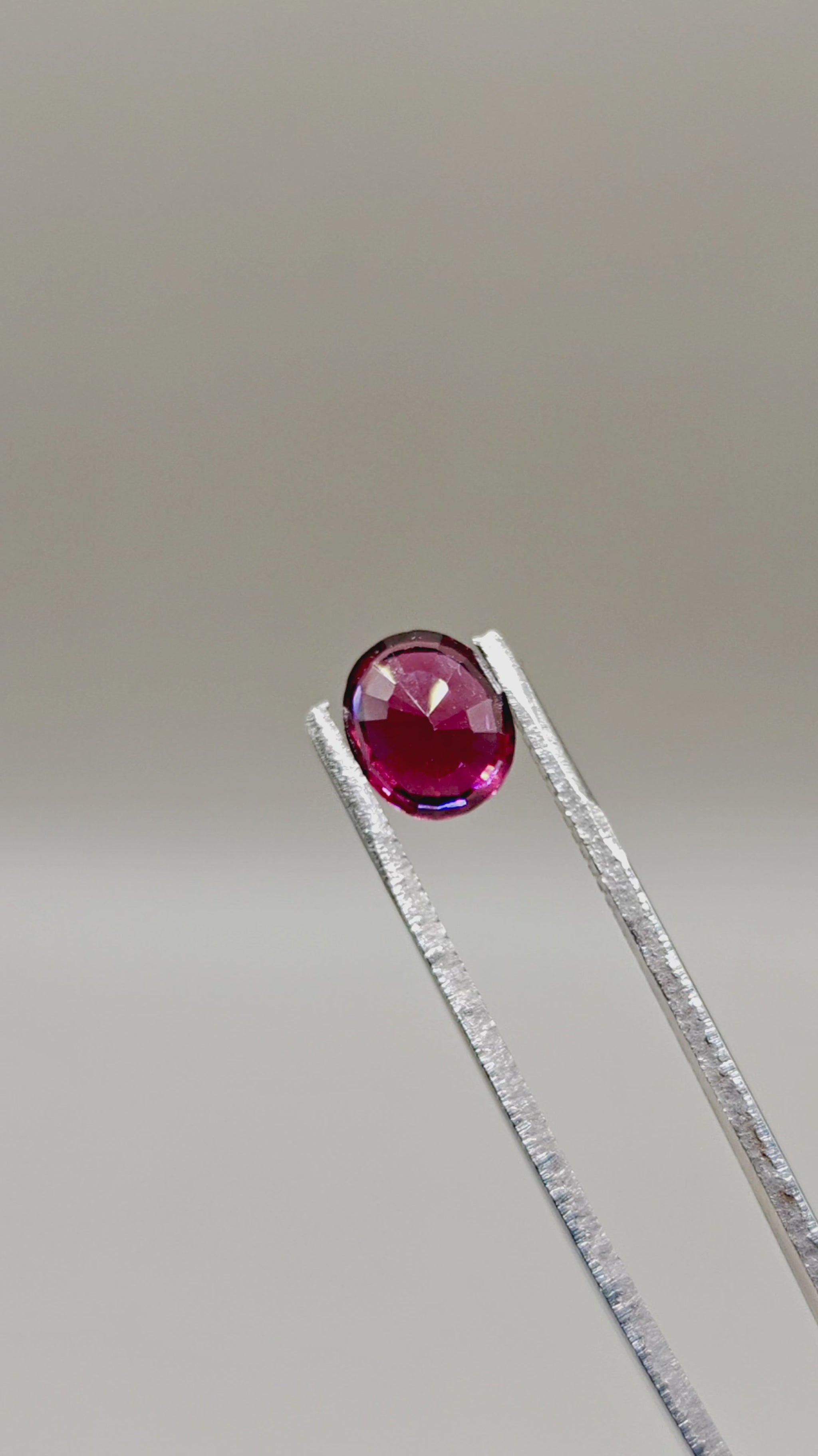 Natural Rhodolite 2.56 ct Oval – video 2
