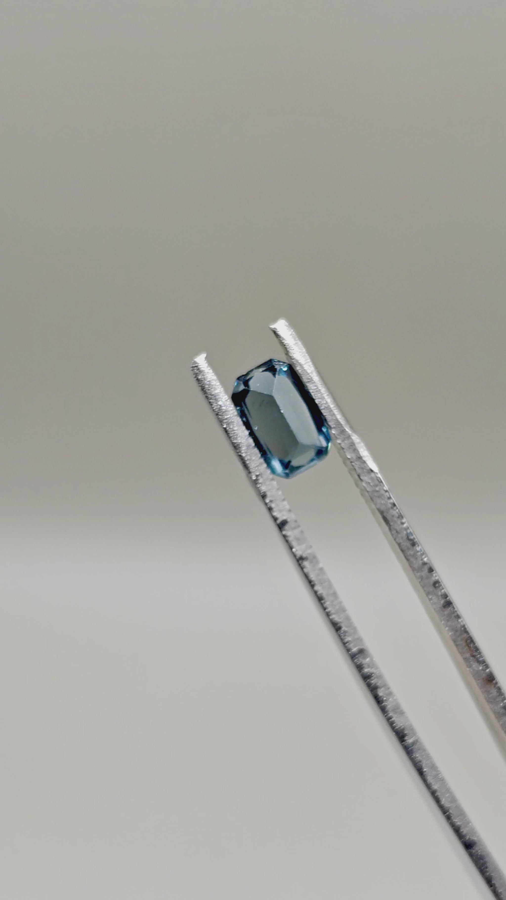 Natural Spinel 1.35 ct Octagonal – video 2