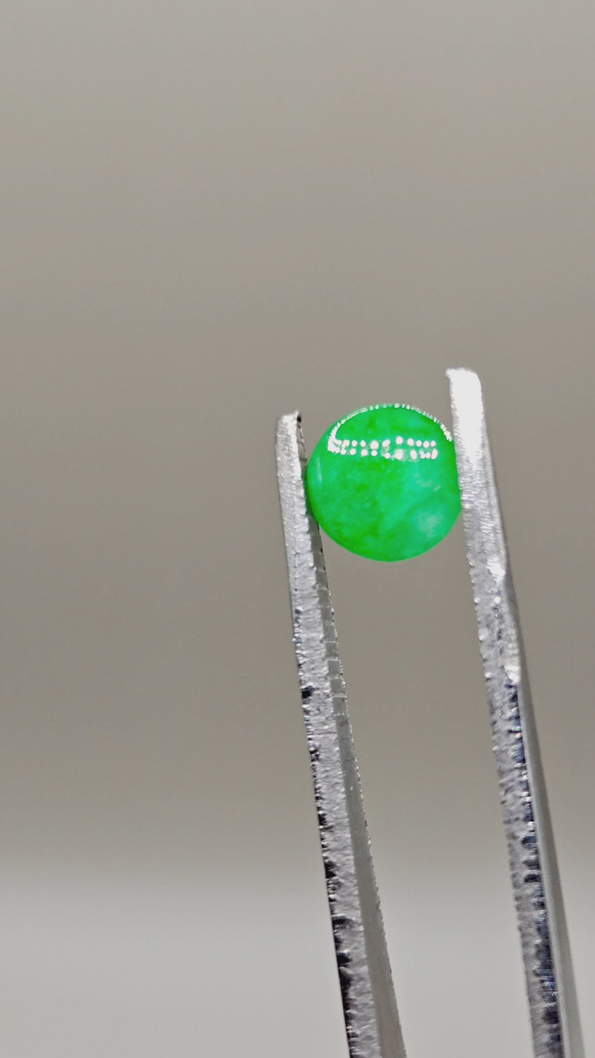 Natural Burmese Jadeite Type A 1.38 ct Oval – video 2
