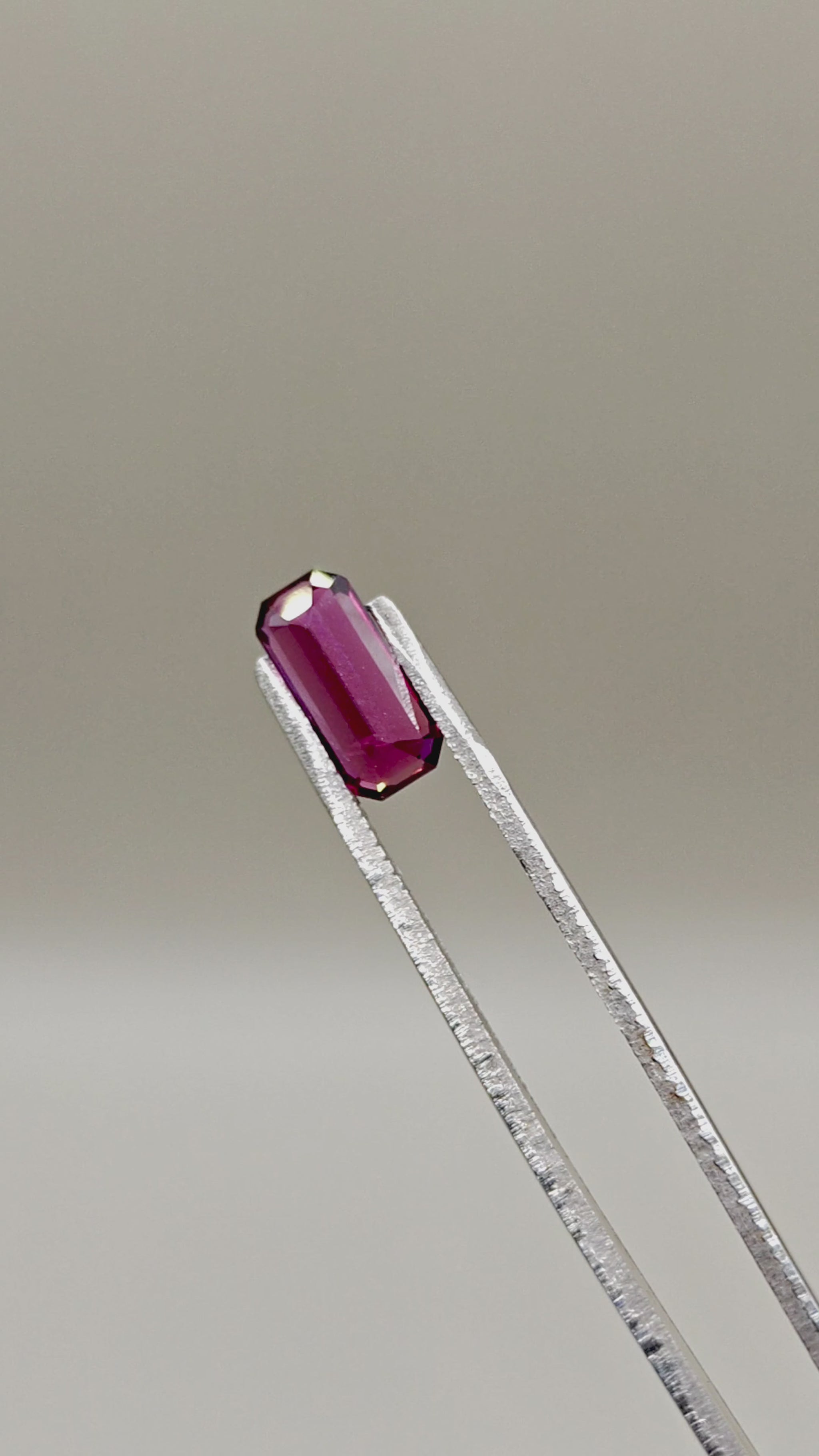 Natural Rhodolite 2.73 ct Octagonal – video 2