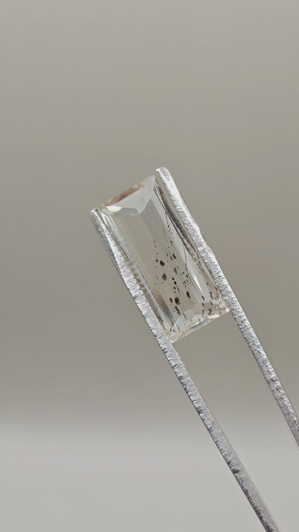 Natural Scapolite 7.10 ct Baguette – video 2