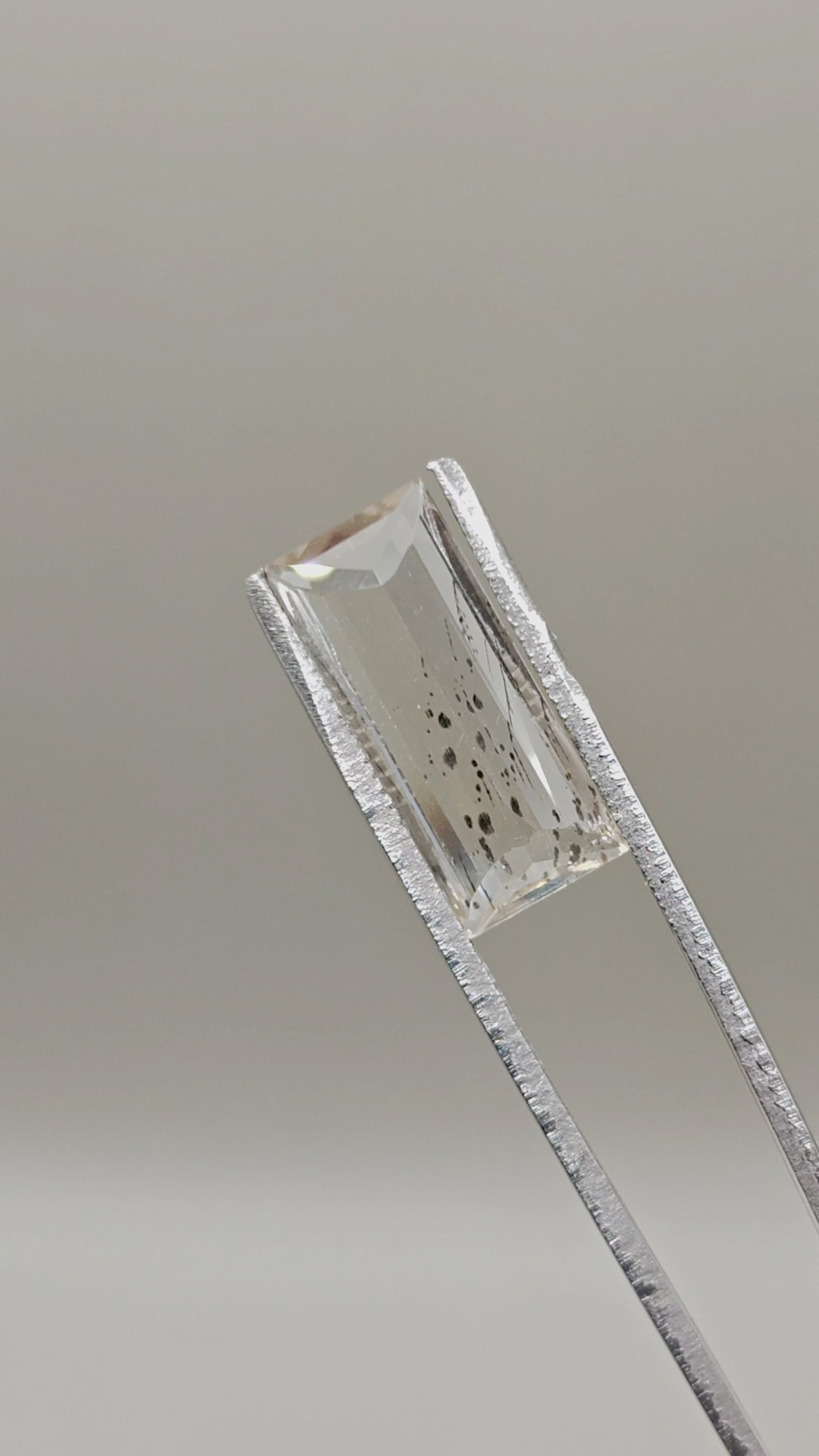 Natural Scapolite 7.10 ct Baguette – video 2