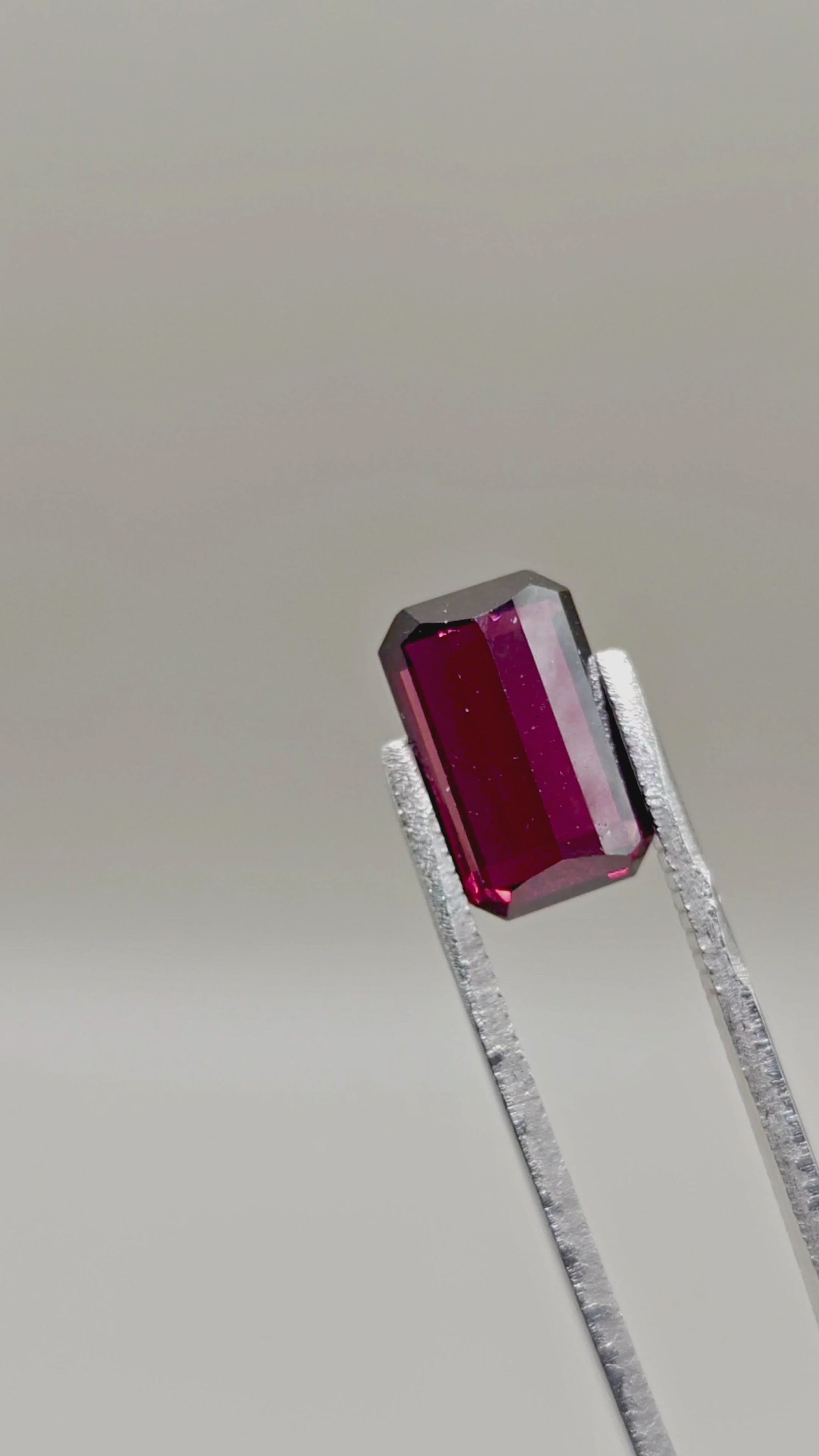 Natural Rhodolite 5.57 ct Octagonal – video 2