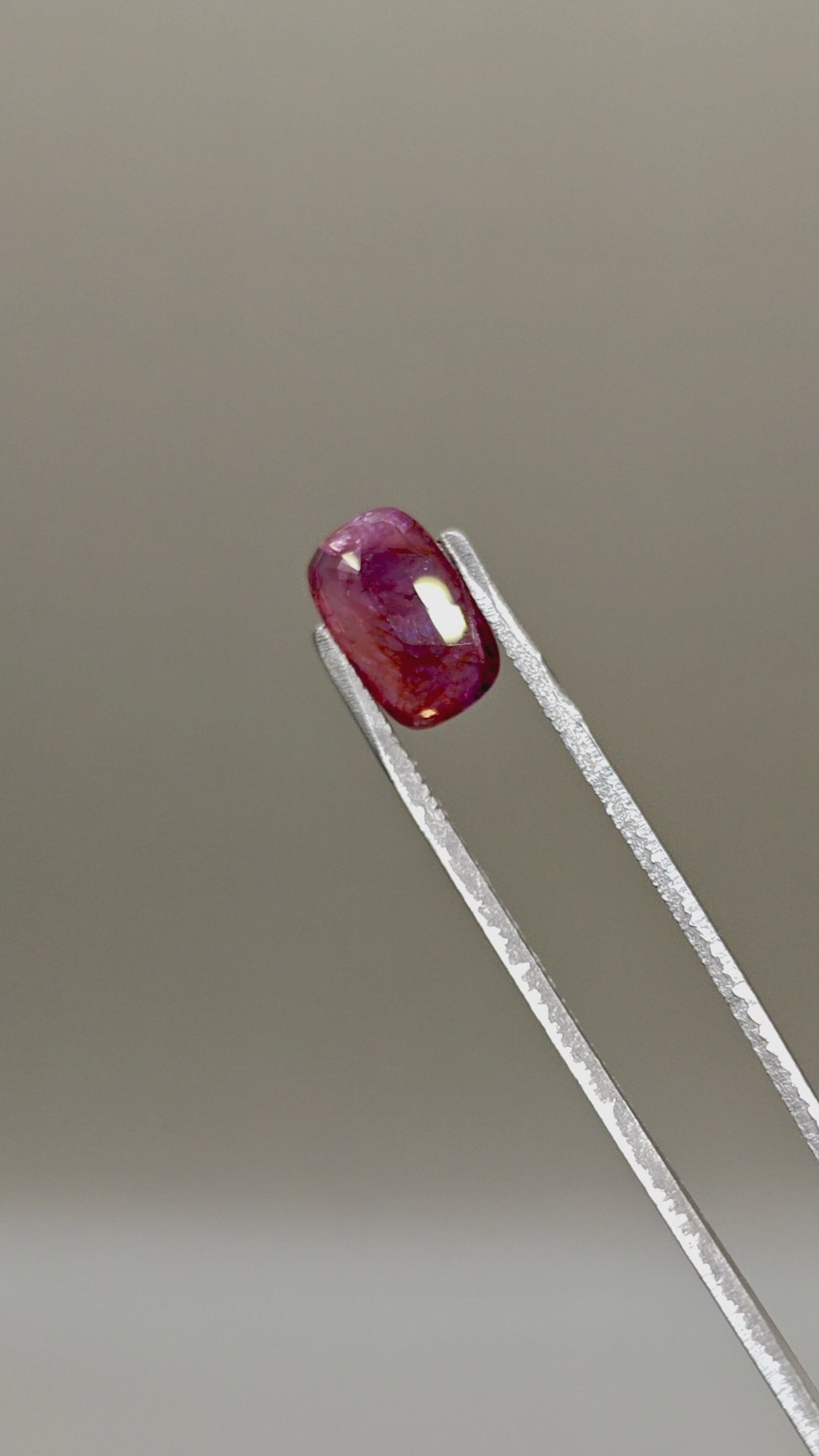 Natural Unheated Sapphire 4.94 ct Cushion – video 2
