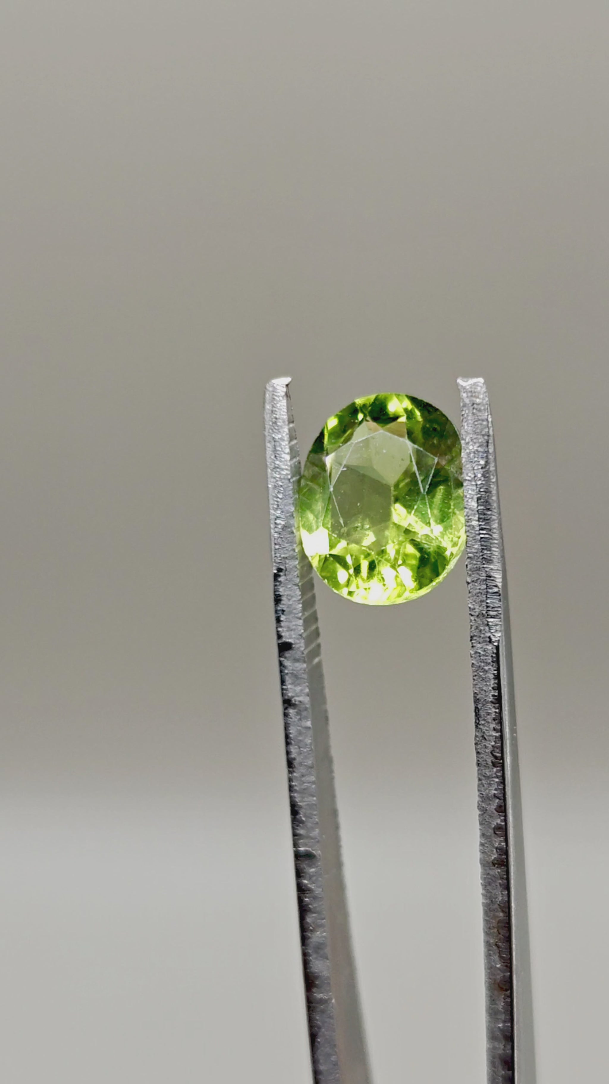 Natural Peridot Pair 2.91 ct + 2.91 ct Oval – video 3