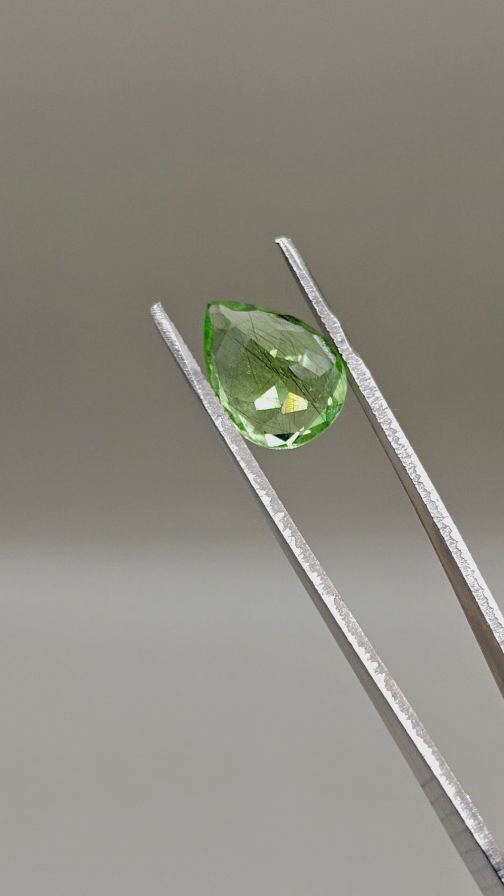 Natural Peridot with Rutile 8.26 ct Pear – video 2