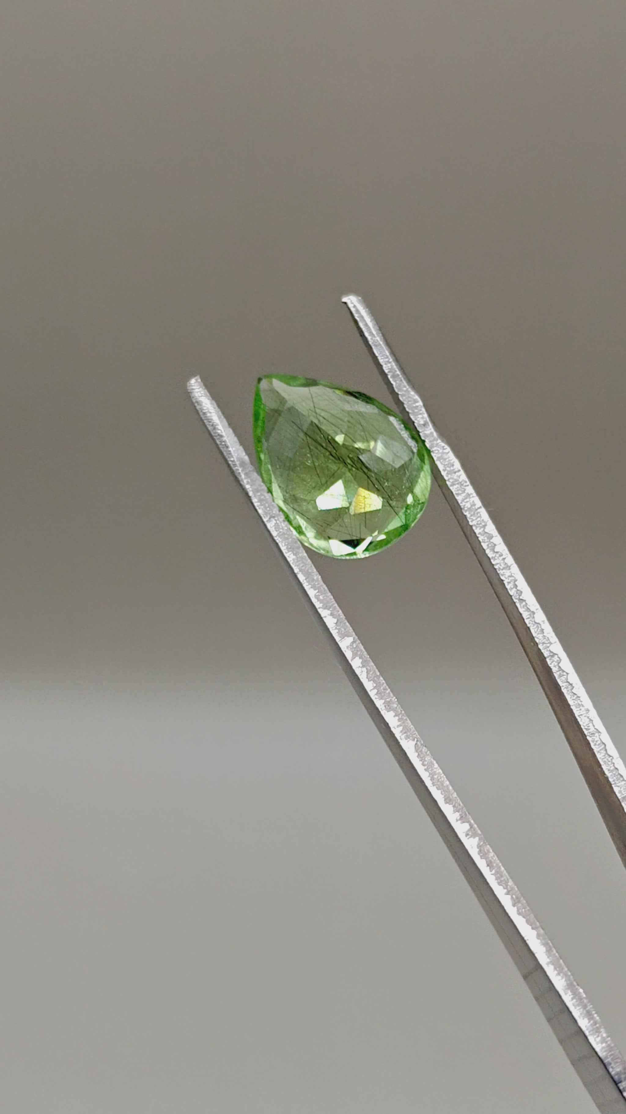 Natural Peridot with Rutile 8.26 ct Pear – video 2