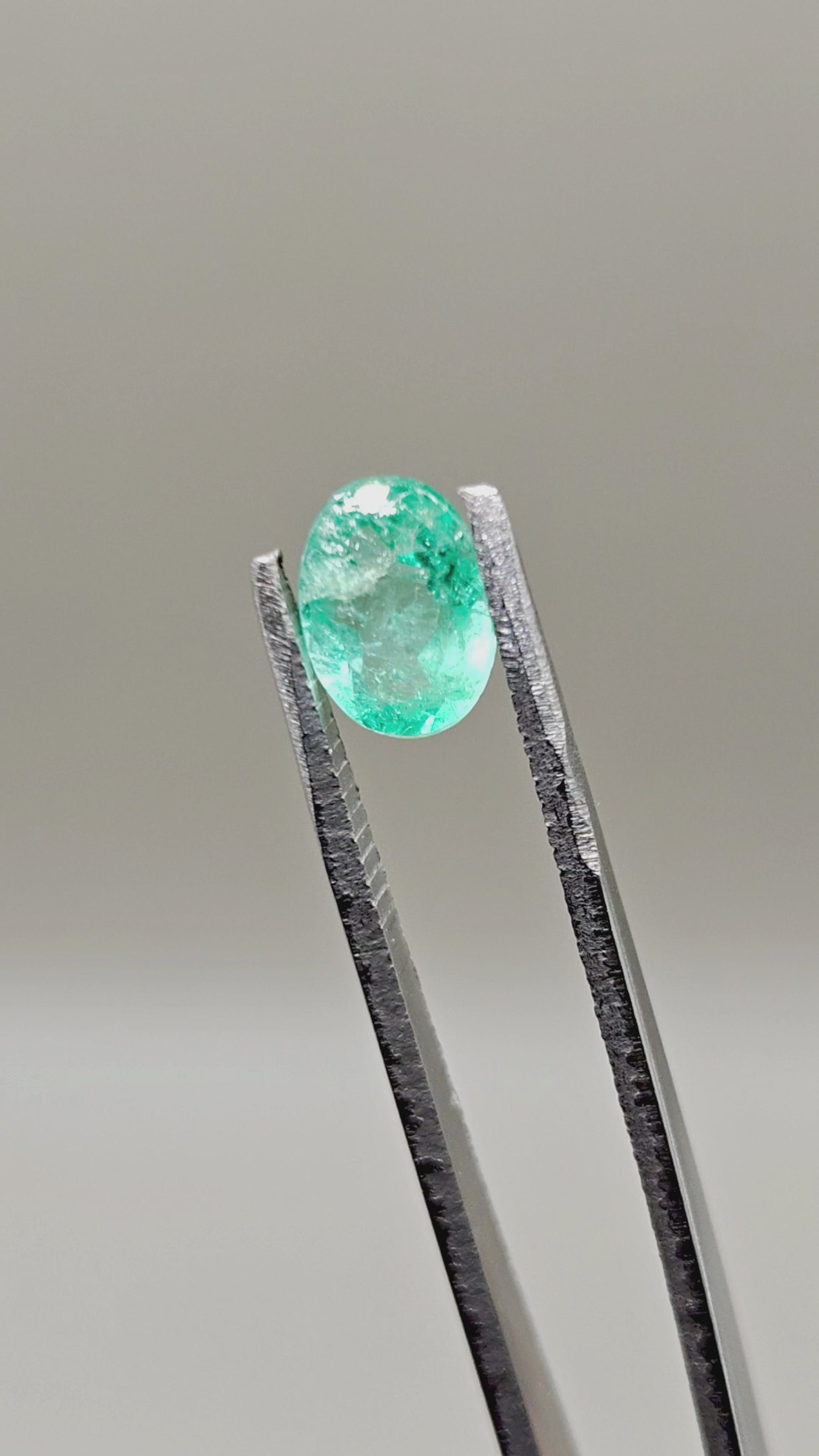 Natural Colombian Emerald 1.65 ct Oval – video