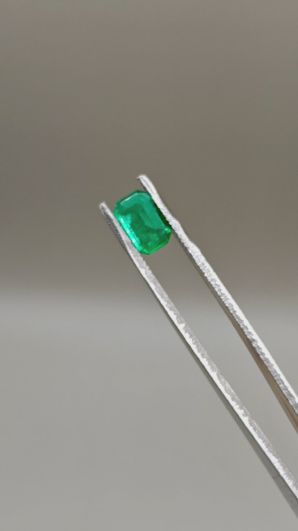 Natural Emerald 1.72 ct Octagonal – video 2