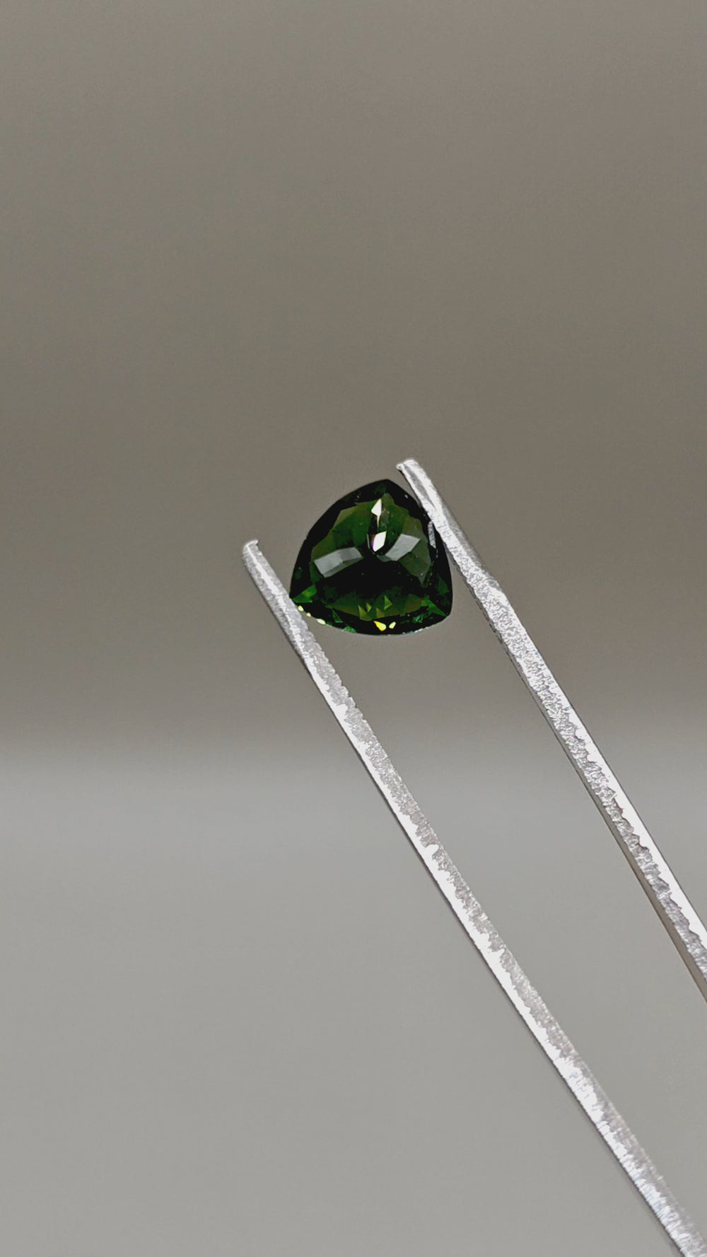 Natural Tourmaline 2.87 ct Trillion – video 2