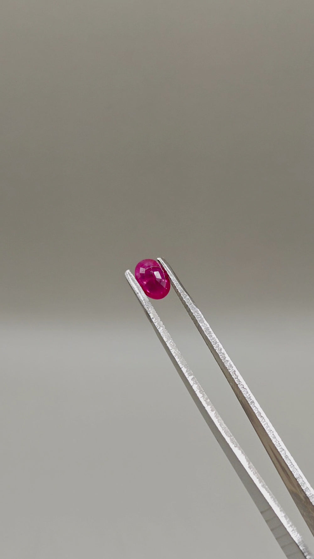 Natural Burmese Pigeon's Blood Ruby 1.25 ct Oval – video 2