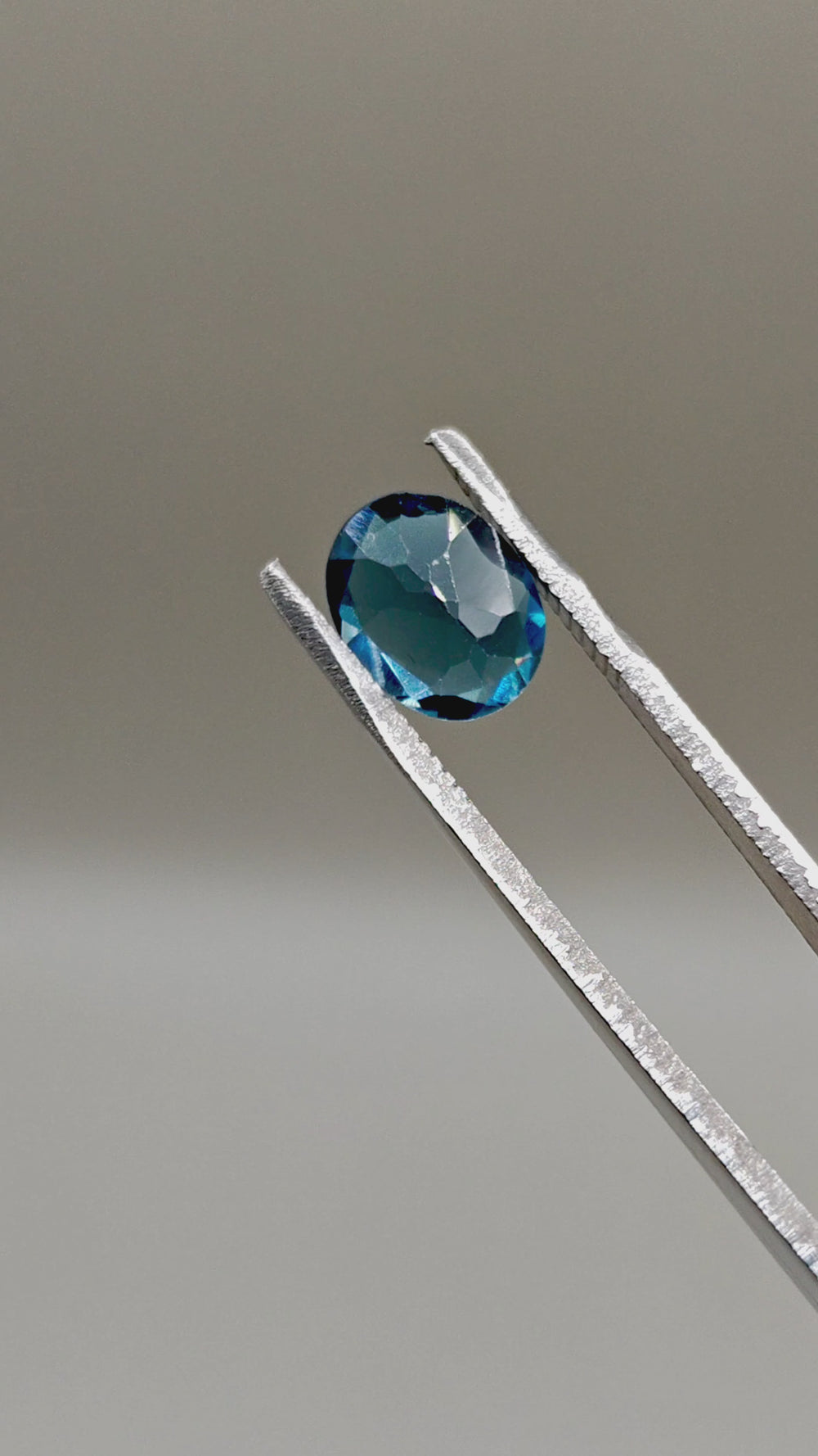 Natural London Blue Topaz (Irradiated) 2.78 ct Oval – video 2