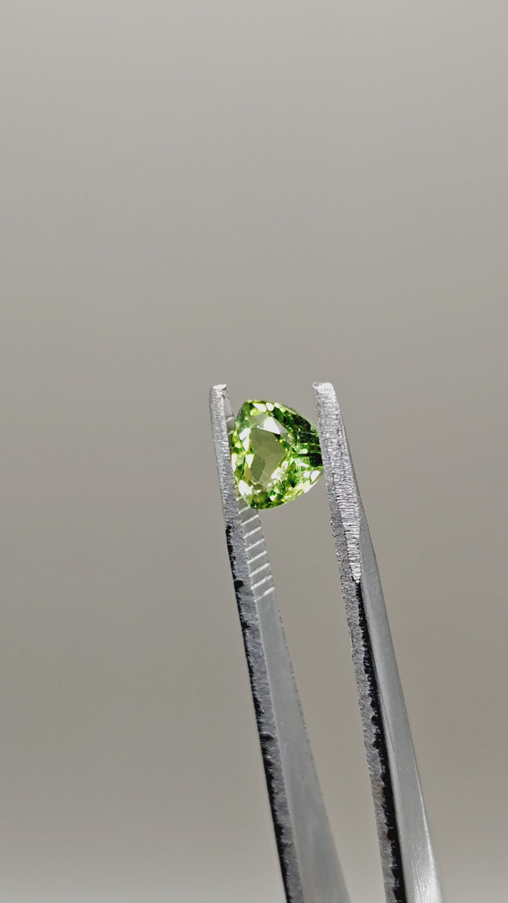 Natural Peridot 1.30 ct Trillion – video