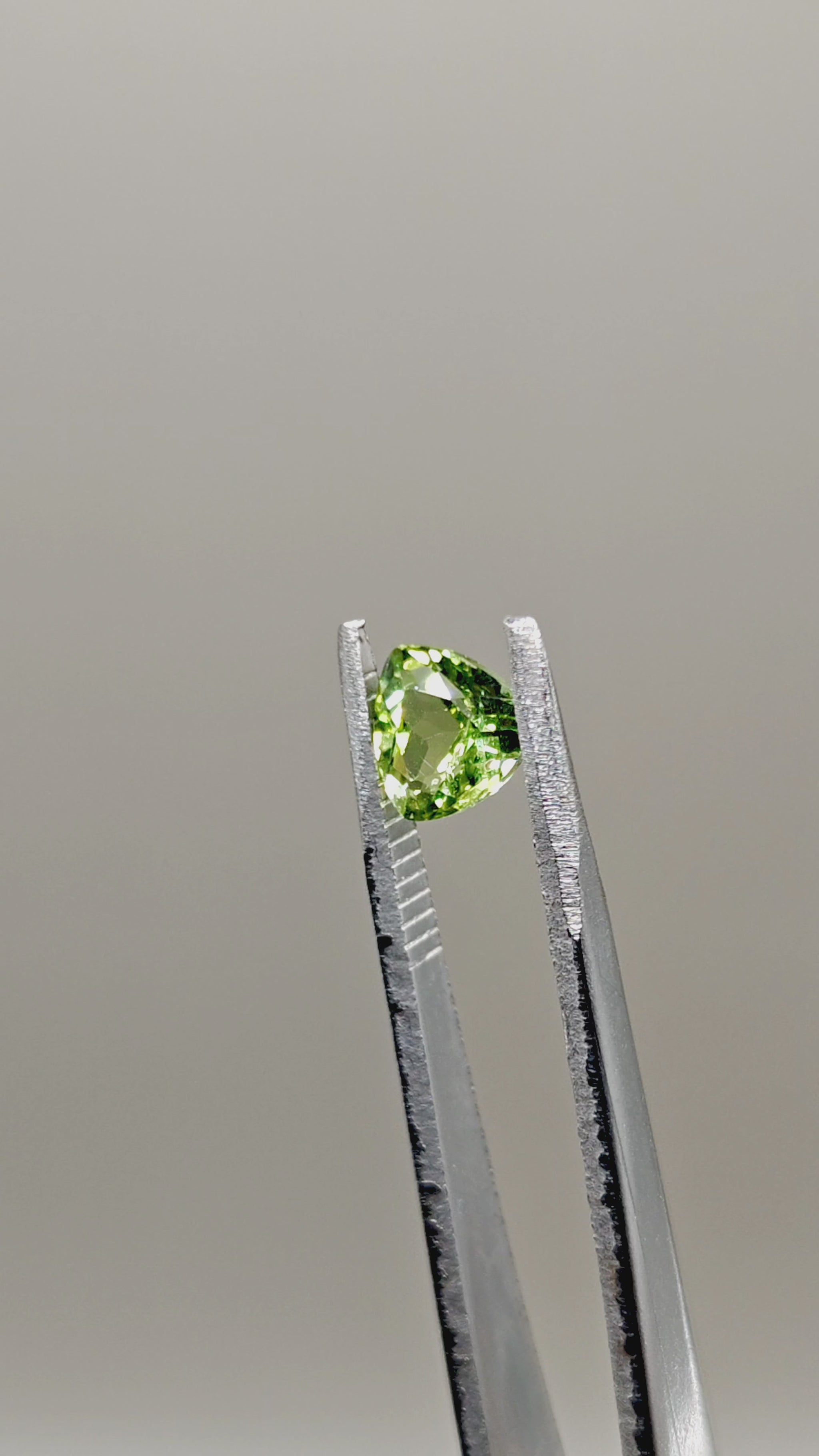 Natural Peridot 1.30 ct Trillion – video