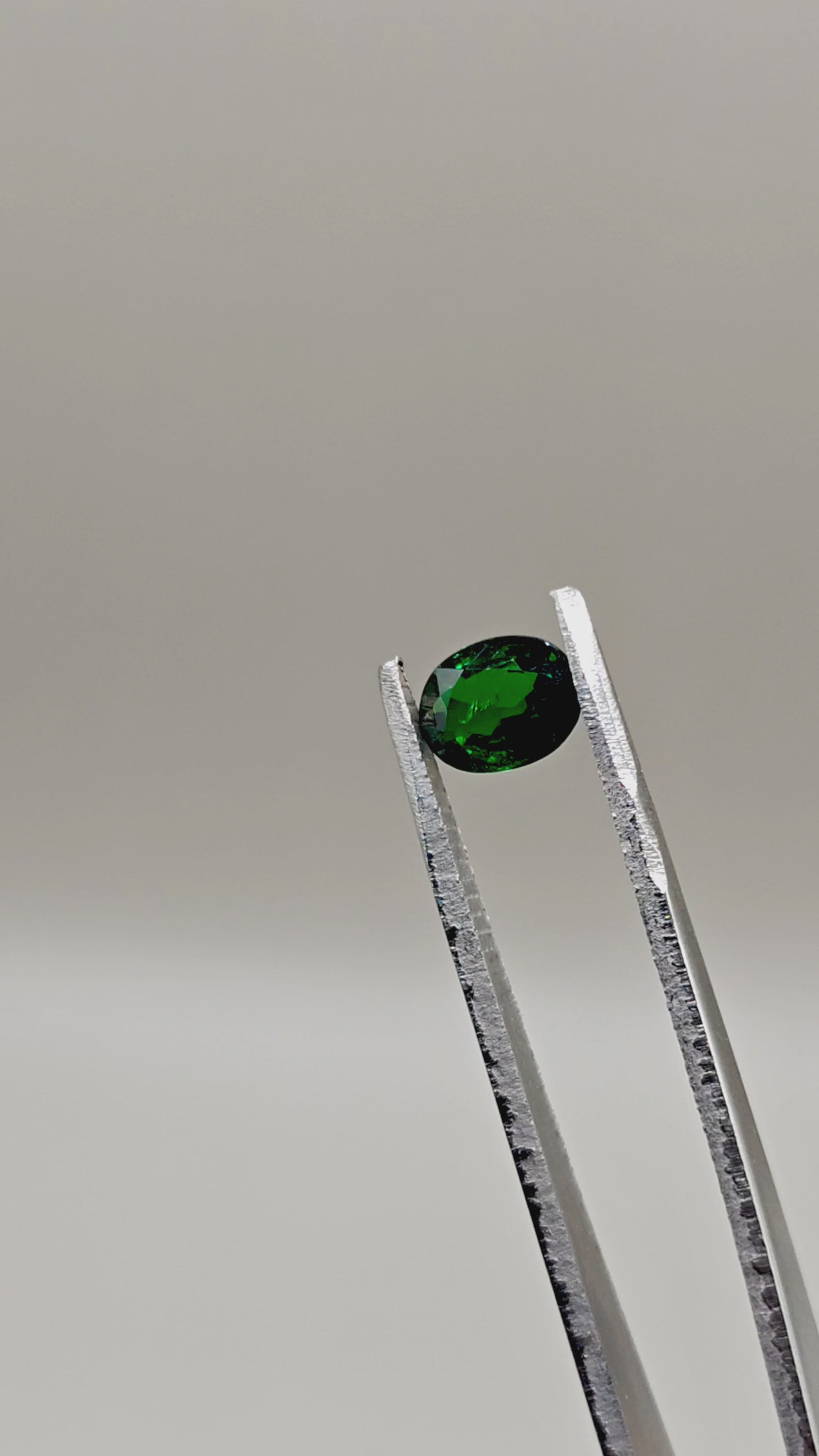 Natural Tsavorite 1.43 ct Oval – video