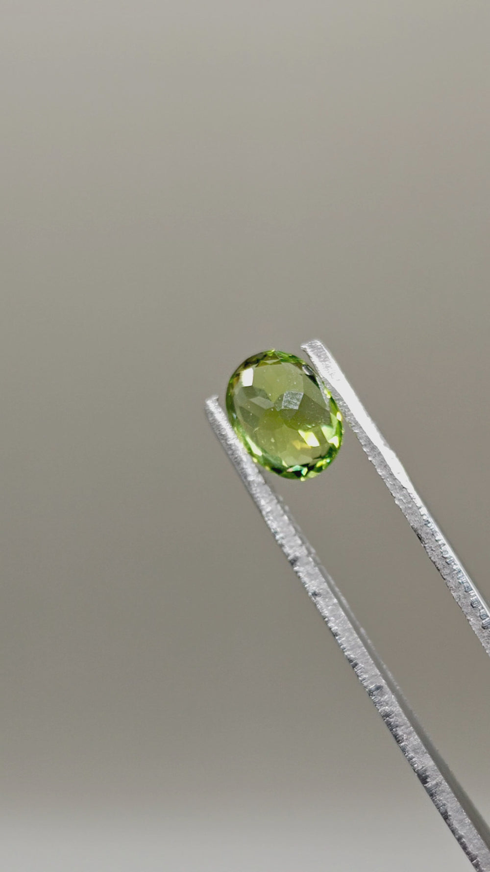 Natural Peridot 2.40 ct Oval – video 2