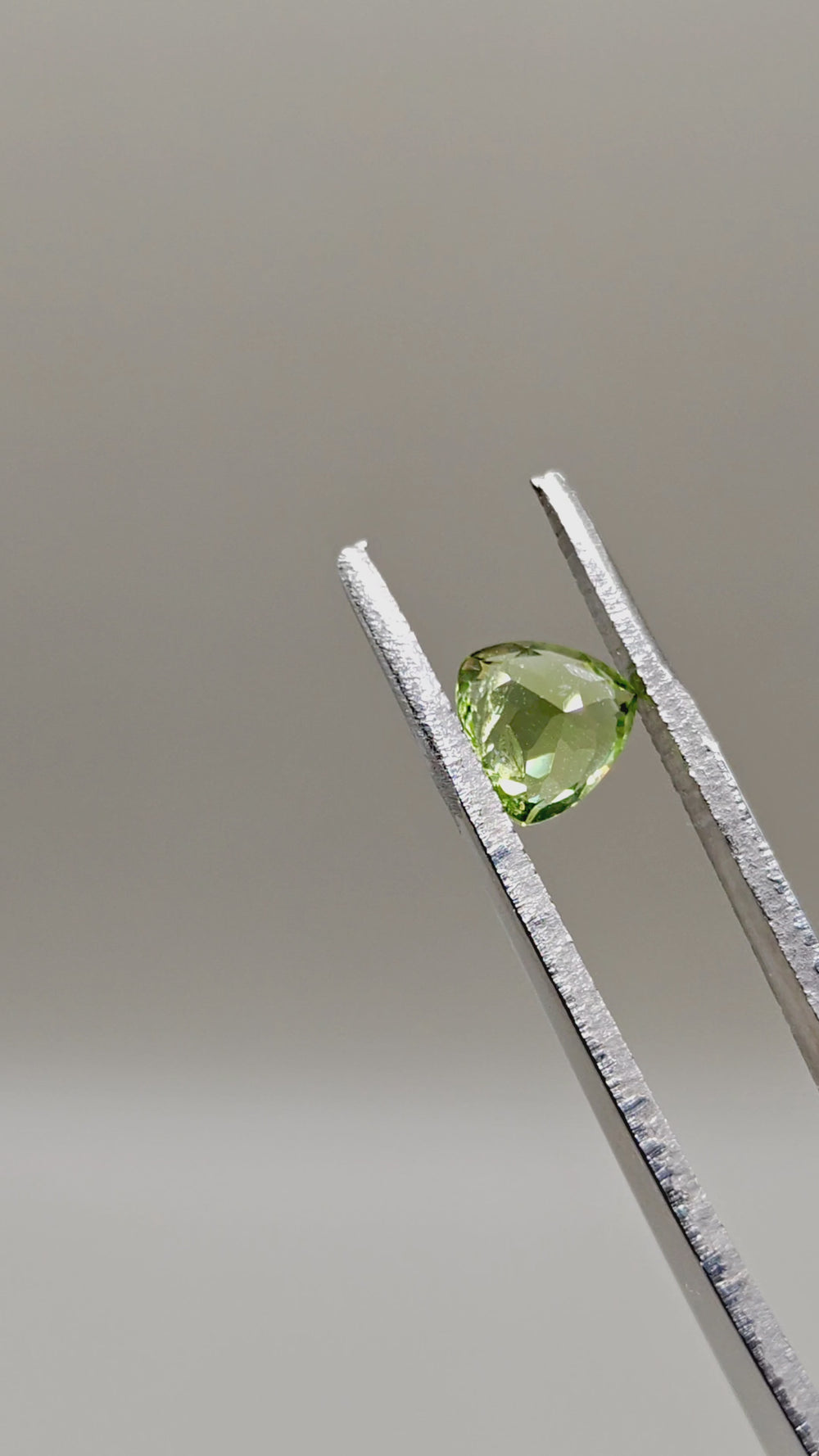 Natural Peridot 1.30 ct Trillion – video 2
