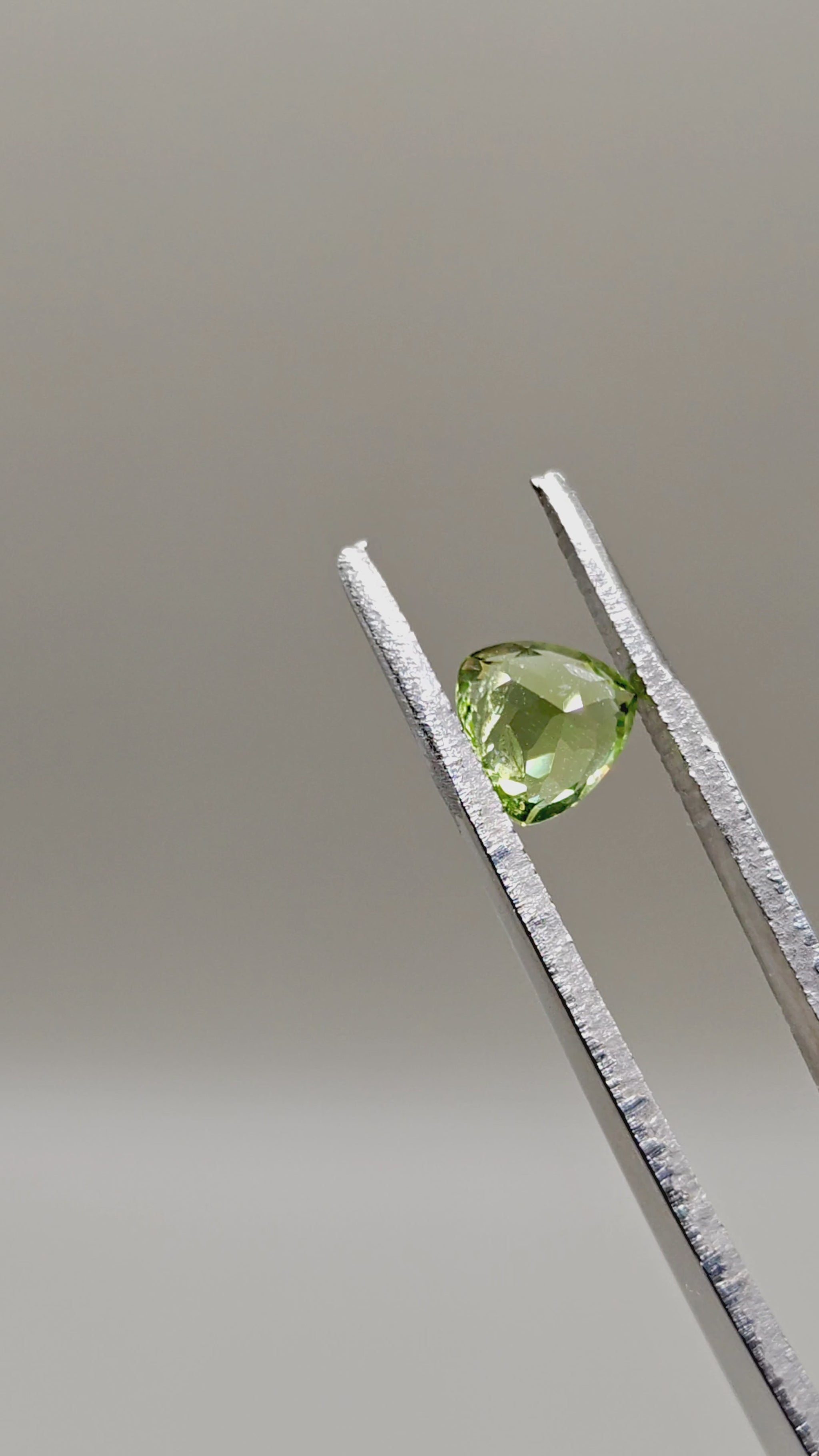 Natural Peridot 1.30 ct Trillion – video 2