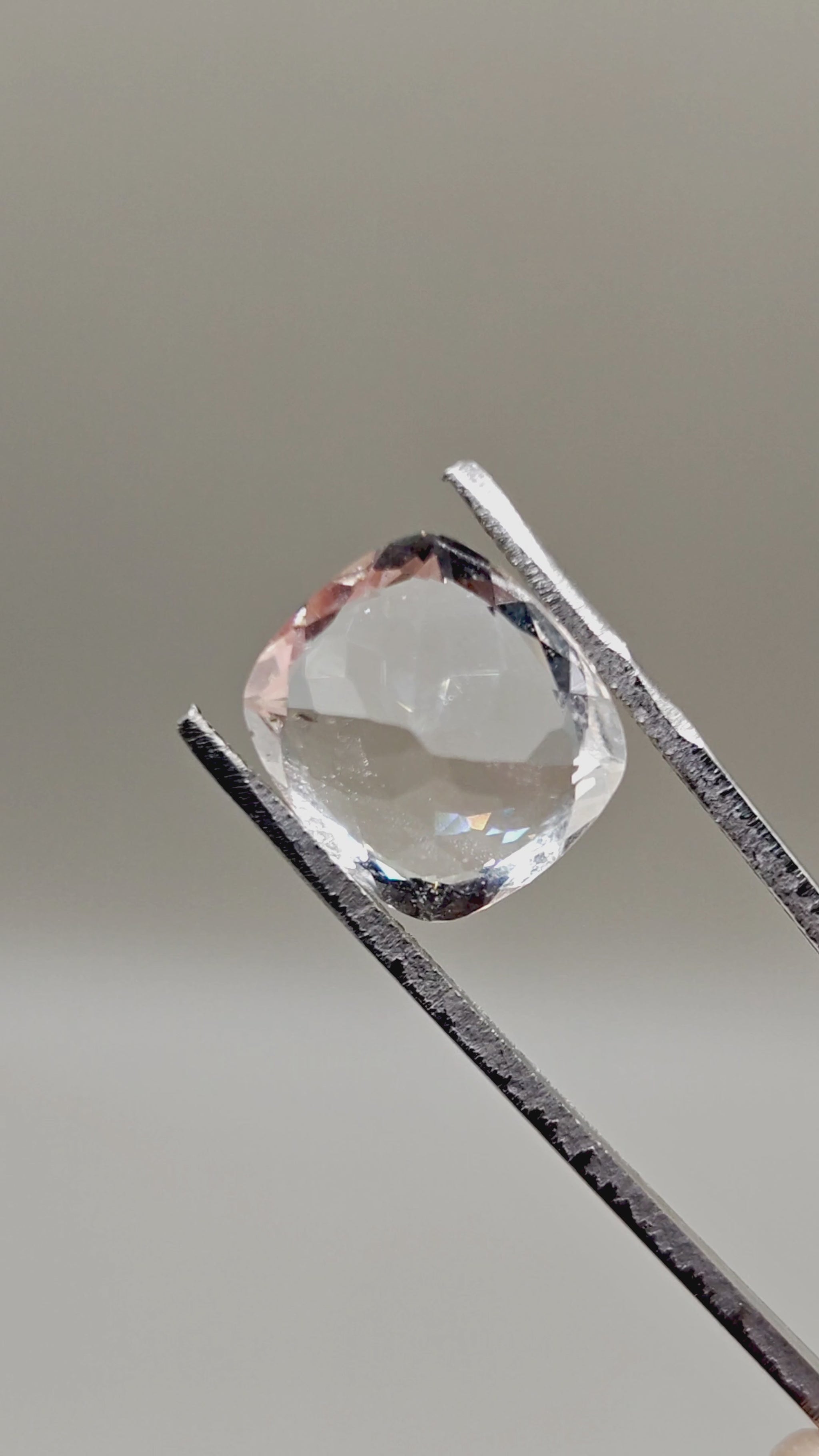 Natural Topaz 10.38 ct Cushion – video 2