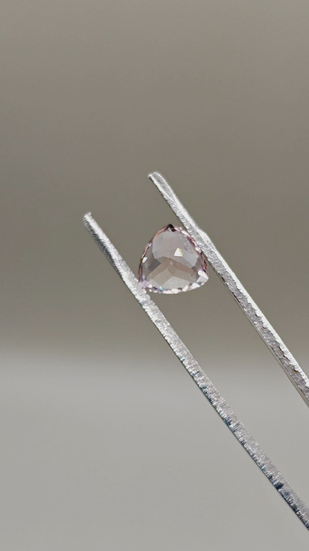 Natural Topaz 2.51 ct Trillion – video 2