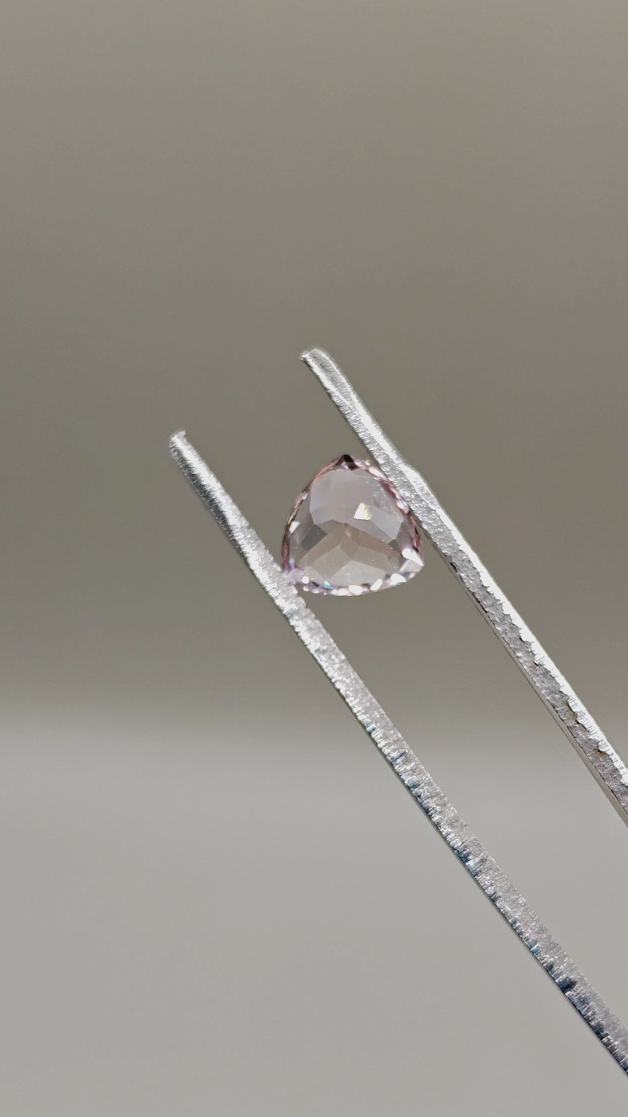 Natural Topaz 2.51 ct Trillion – video 2