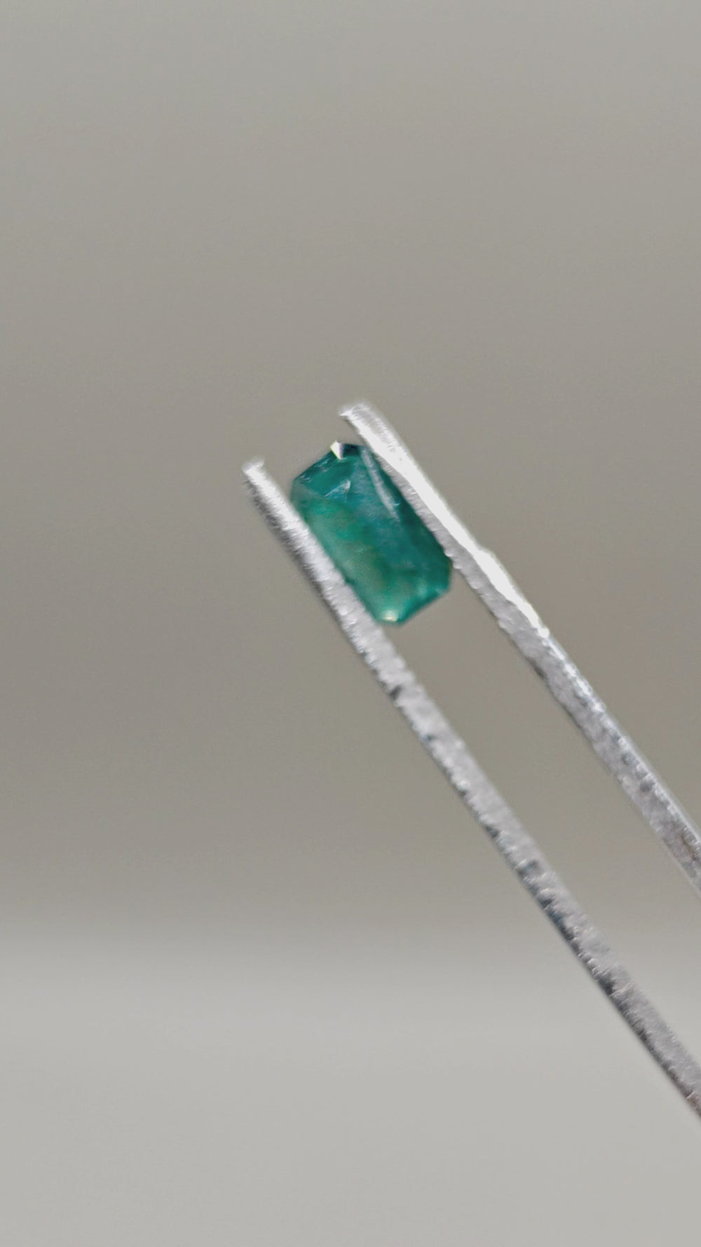 Natural Grandidierite 0.98 ct Octagonal – video 2