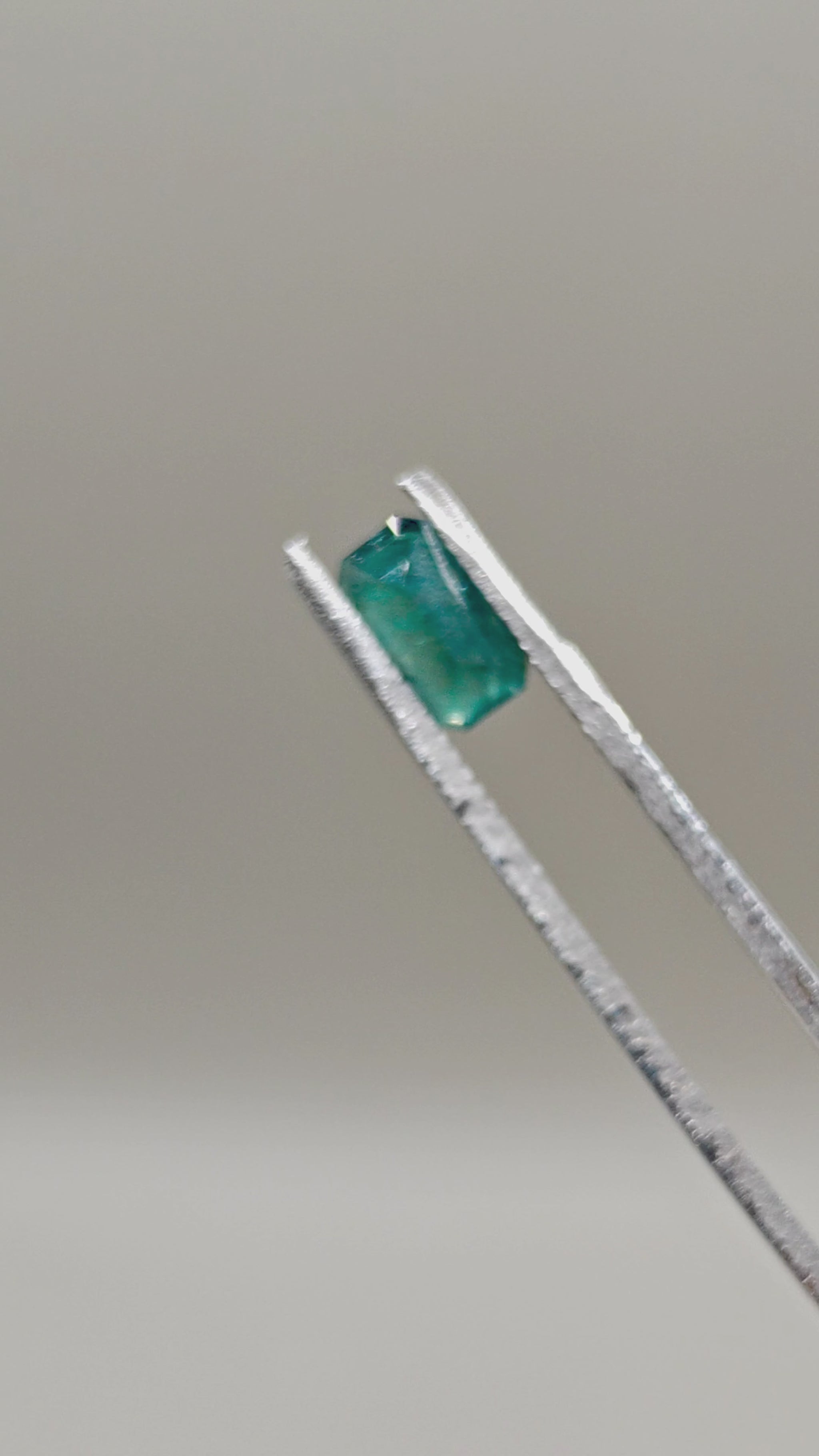 Natural Grandidierite 0.98 ct Octagonal – video 2