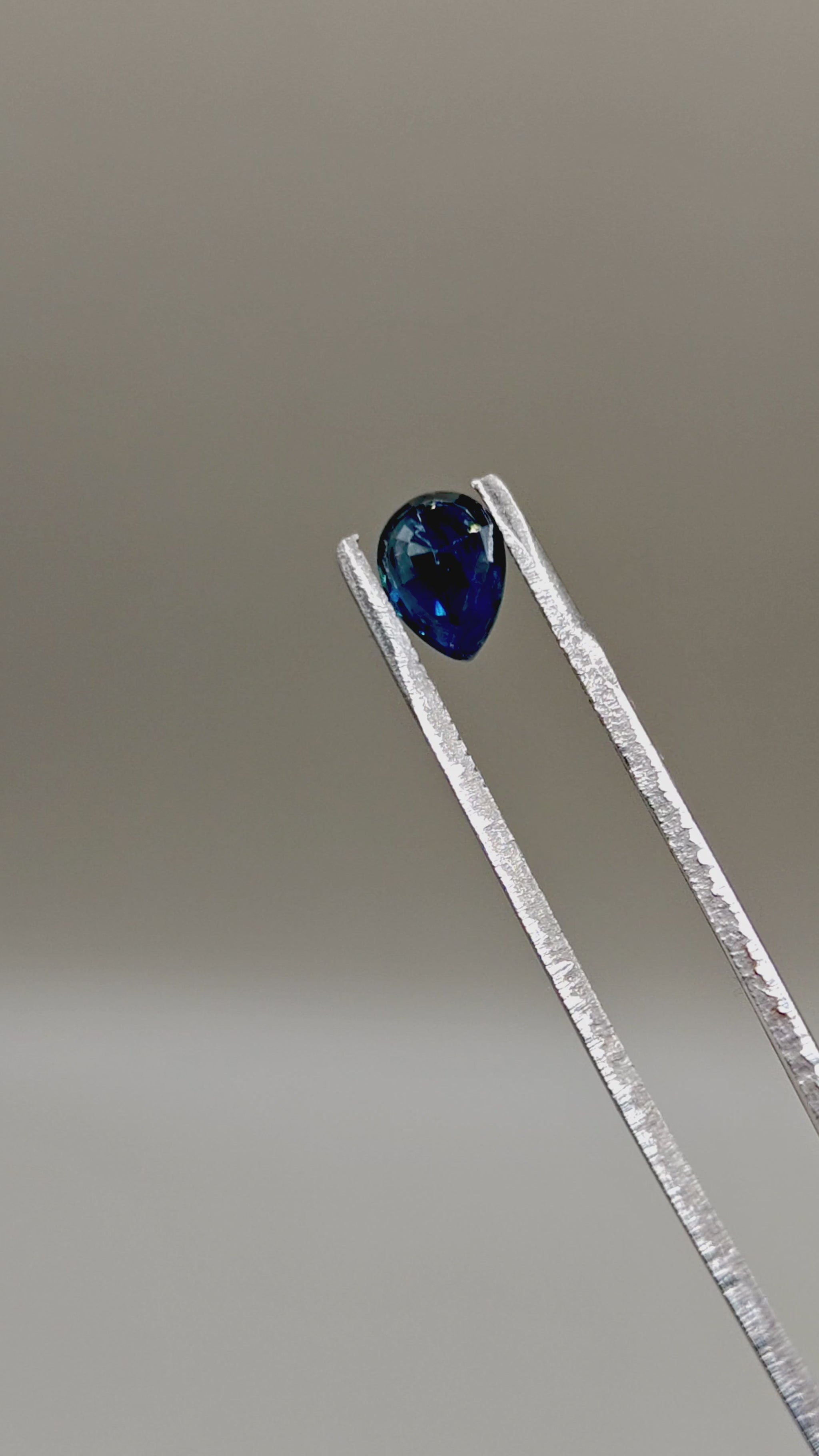 Natural Sapphire 1.31 ct Pear – video 2
