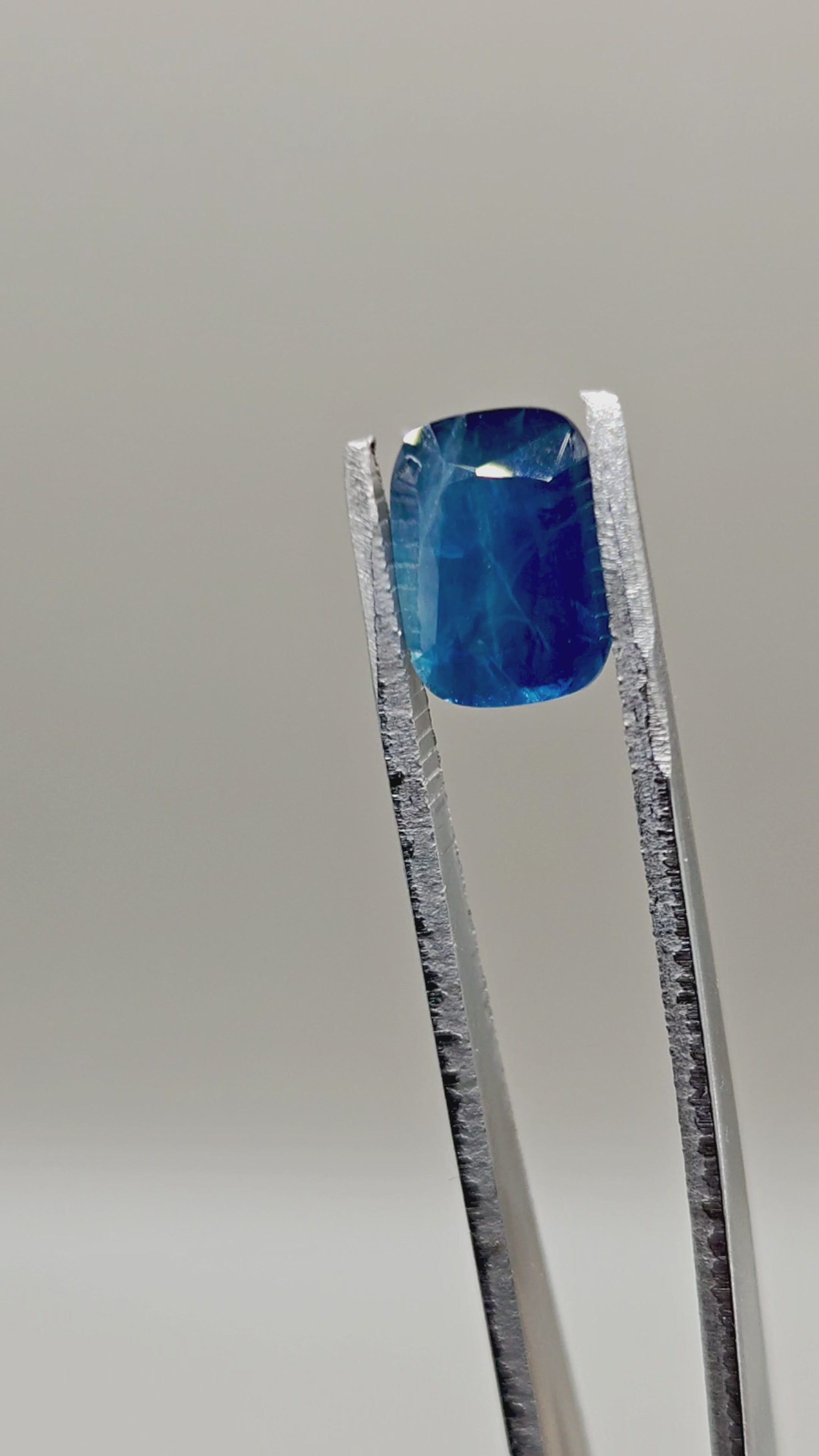 Natural Sapphire 4.38 ct Cushion – video