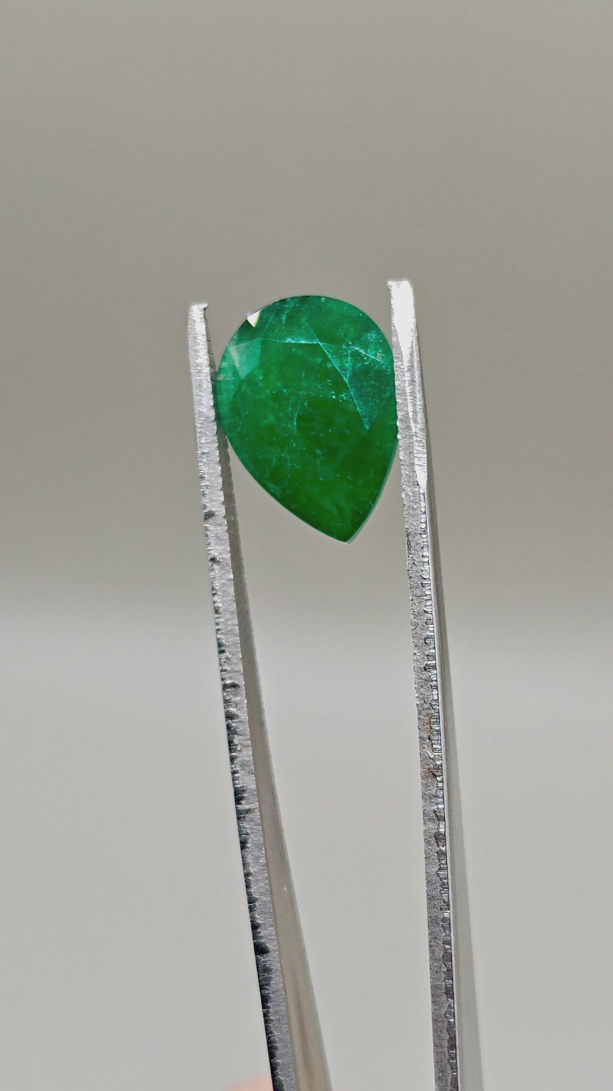 Natural Emerald 5.63 ct Pear – video