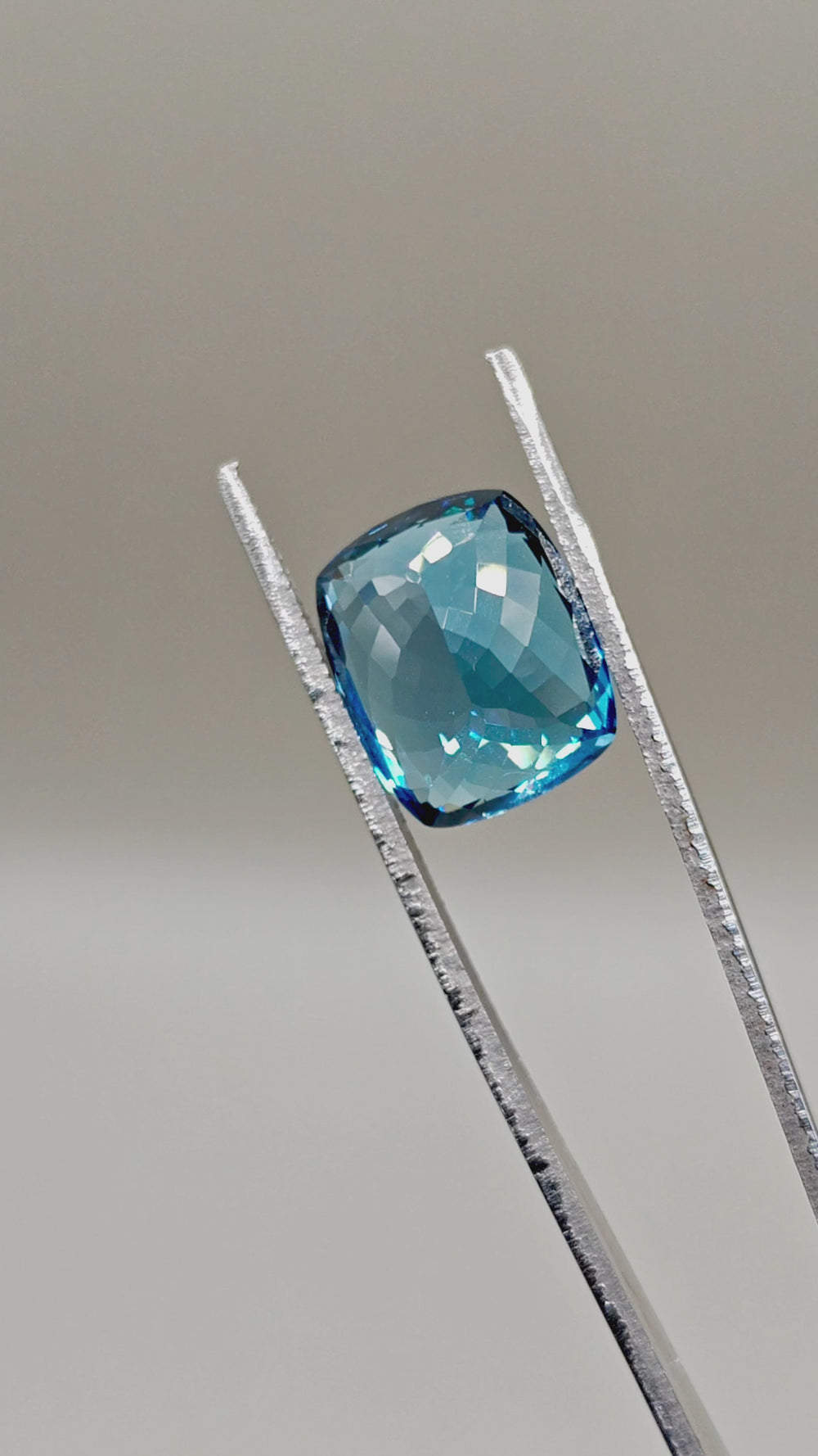 Natural London Blue Topaz (Irradiated) 17.25 ct Cushion – video 2