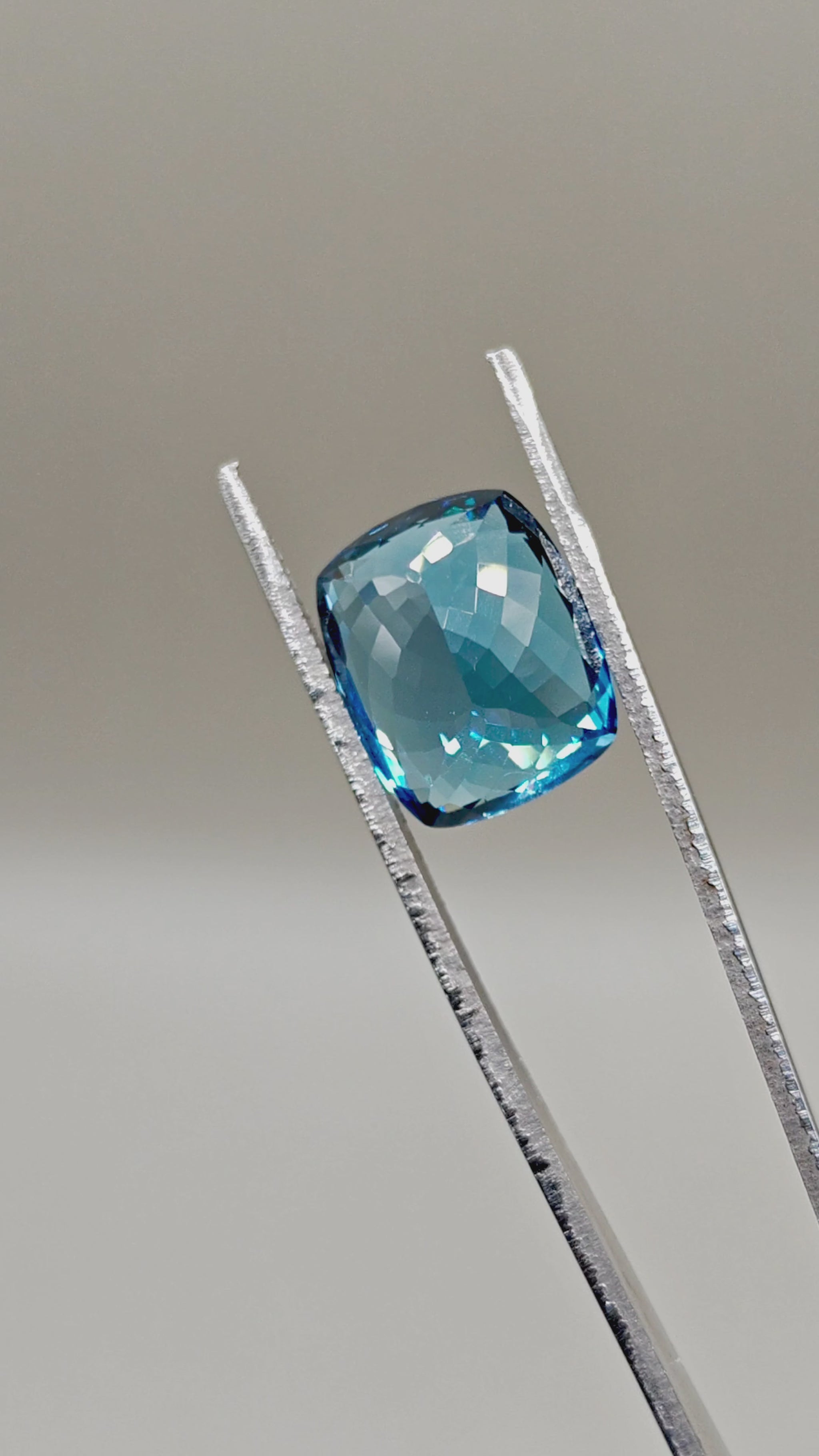 Natural London Blue Topaz (Irradiated) 17.25 ct Cushion – video 2