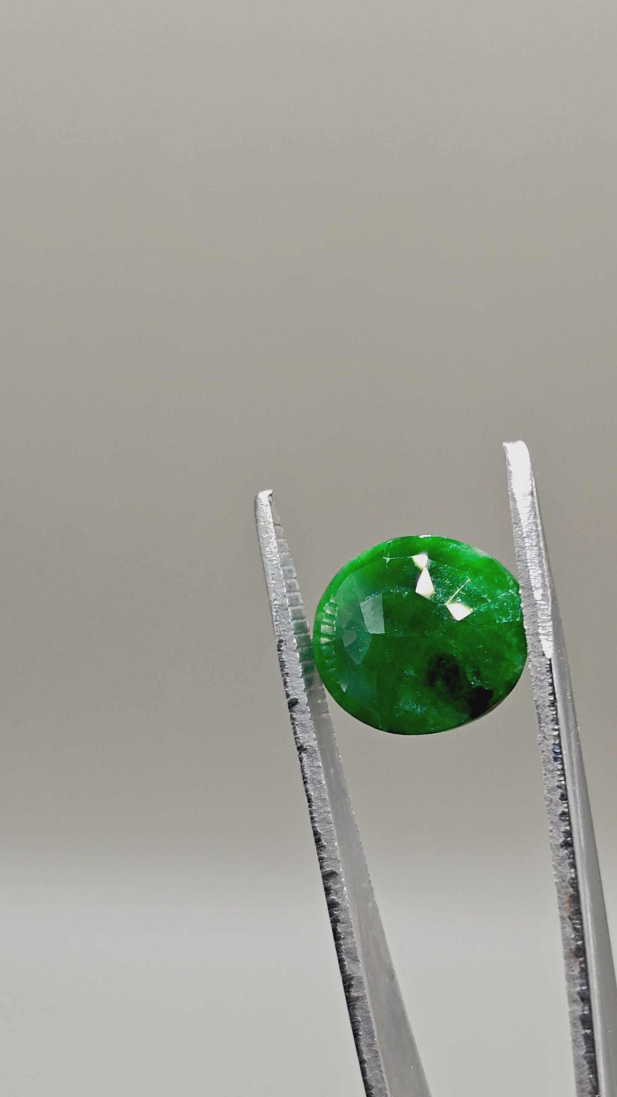 Natural Burmese Jadeite Type A 6.00 ct Oval – video 2
