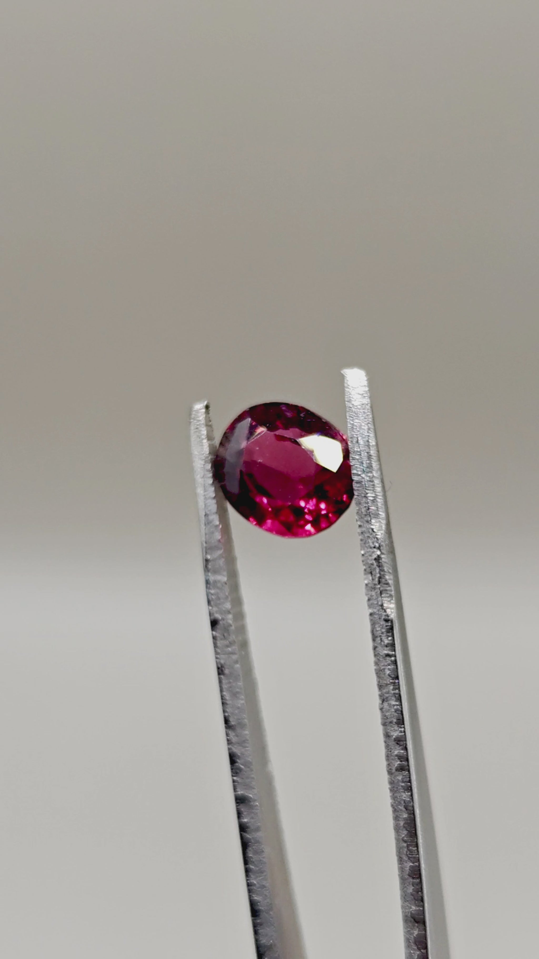 Natural Rhodolite 2.56 ct Oval – video
