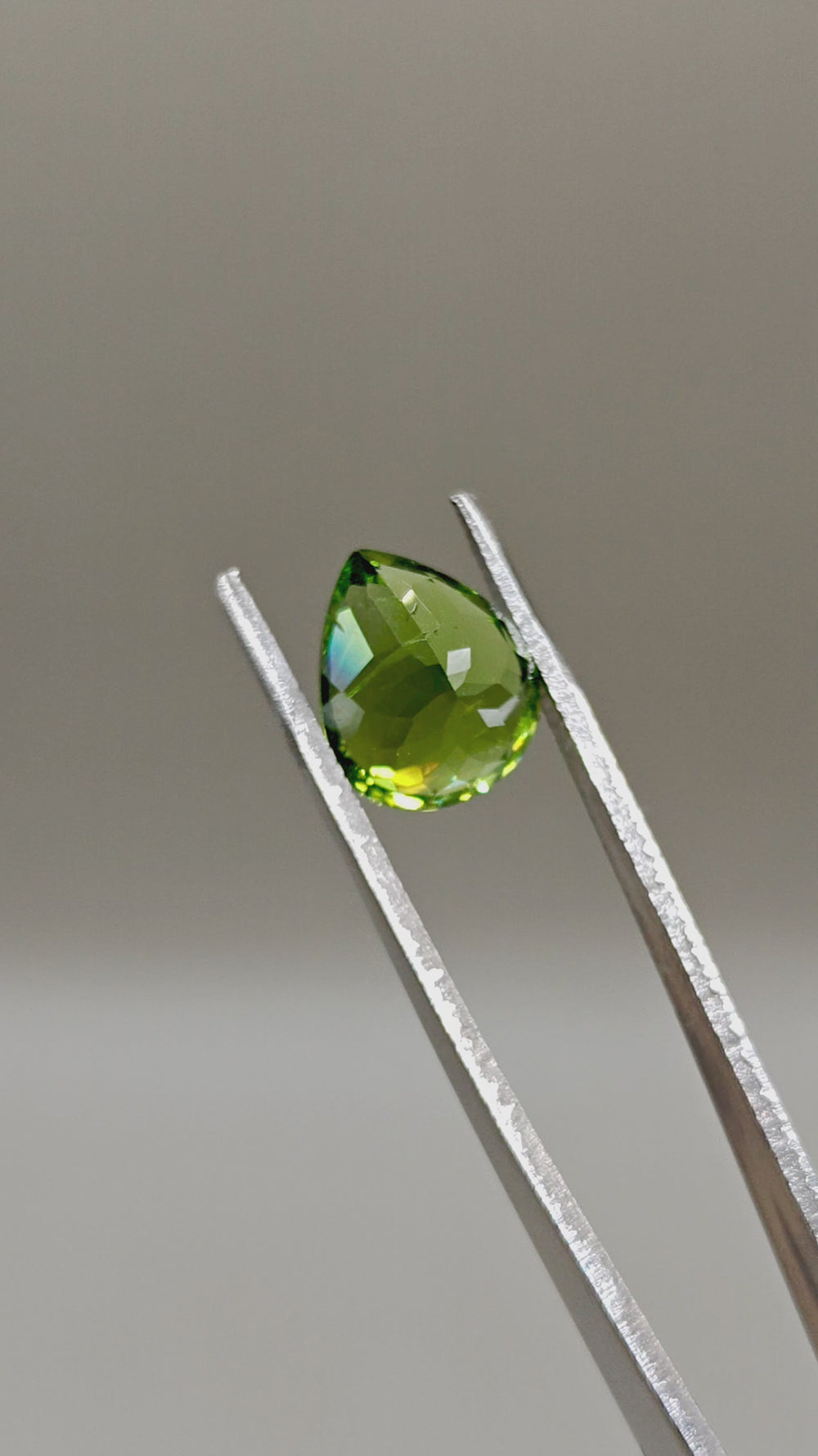 Natural Apple Green Peridot 7.39 ct Pear – video 2