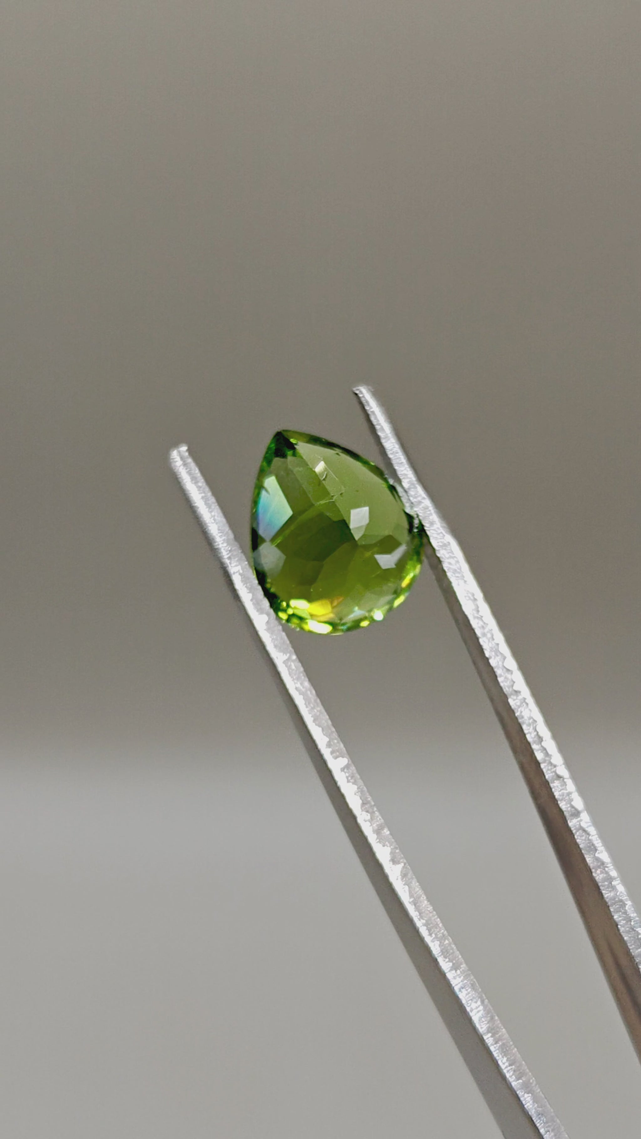 Natural Apple Green Peridot 7.39 ct Pear – video 2